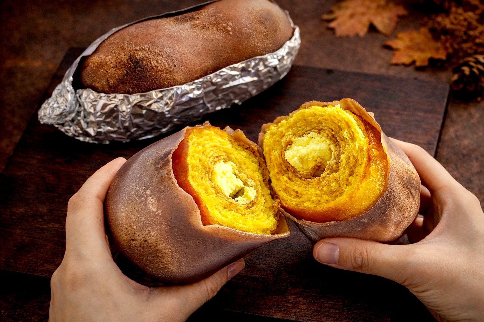 【※これは焼き芋ではありません、バウムクーヘンです】2023年比418％！本物そっくり「極上焼き芋バウム」売上止まらず、秋冬限定から通年販売へ！