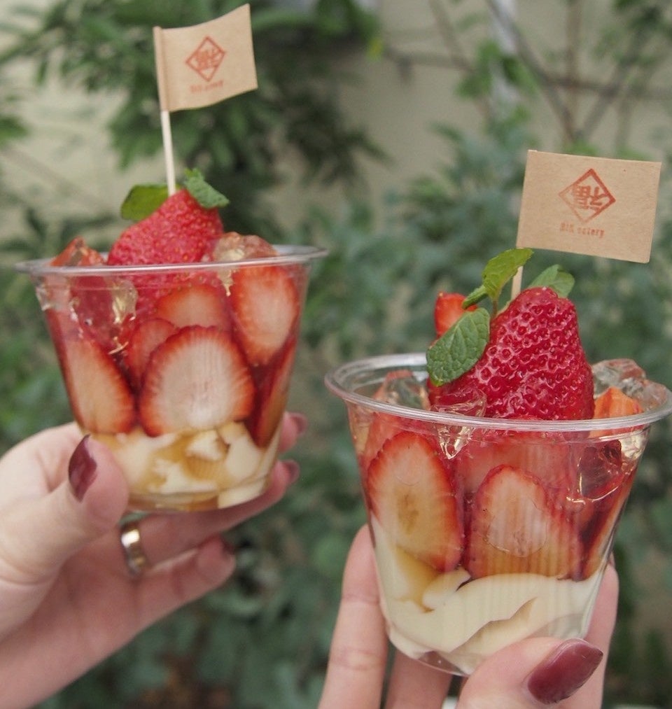 大阪・うつぼ公園隣接のSIK eatery、ブランドいちごを贅沢に使用した「いちご80％の贅沢豆花パフェ」数量限定発売