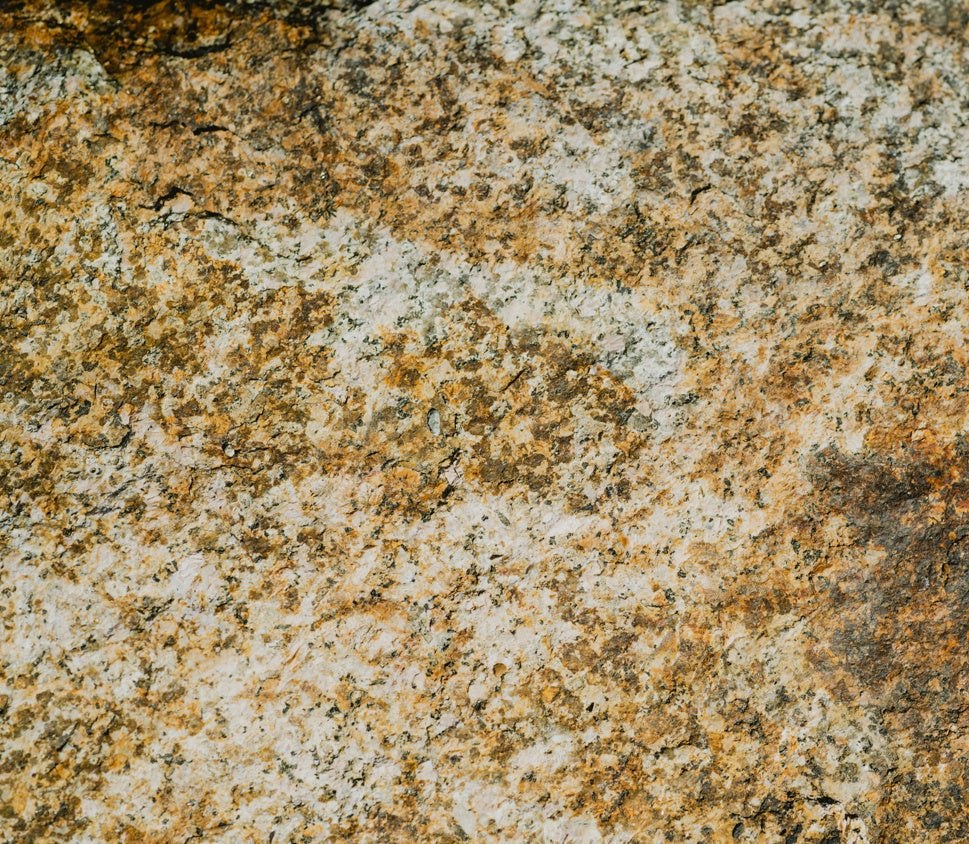 大阪・関西万博「石のパーゴラ」で使用された万成石ベンチを白十字 山陽店に設置