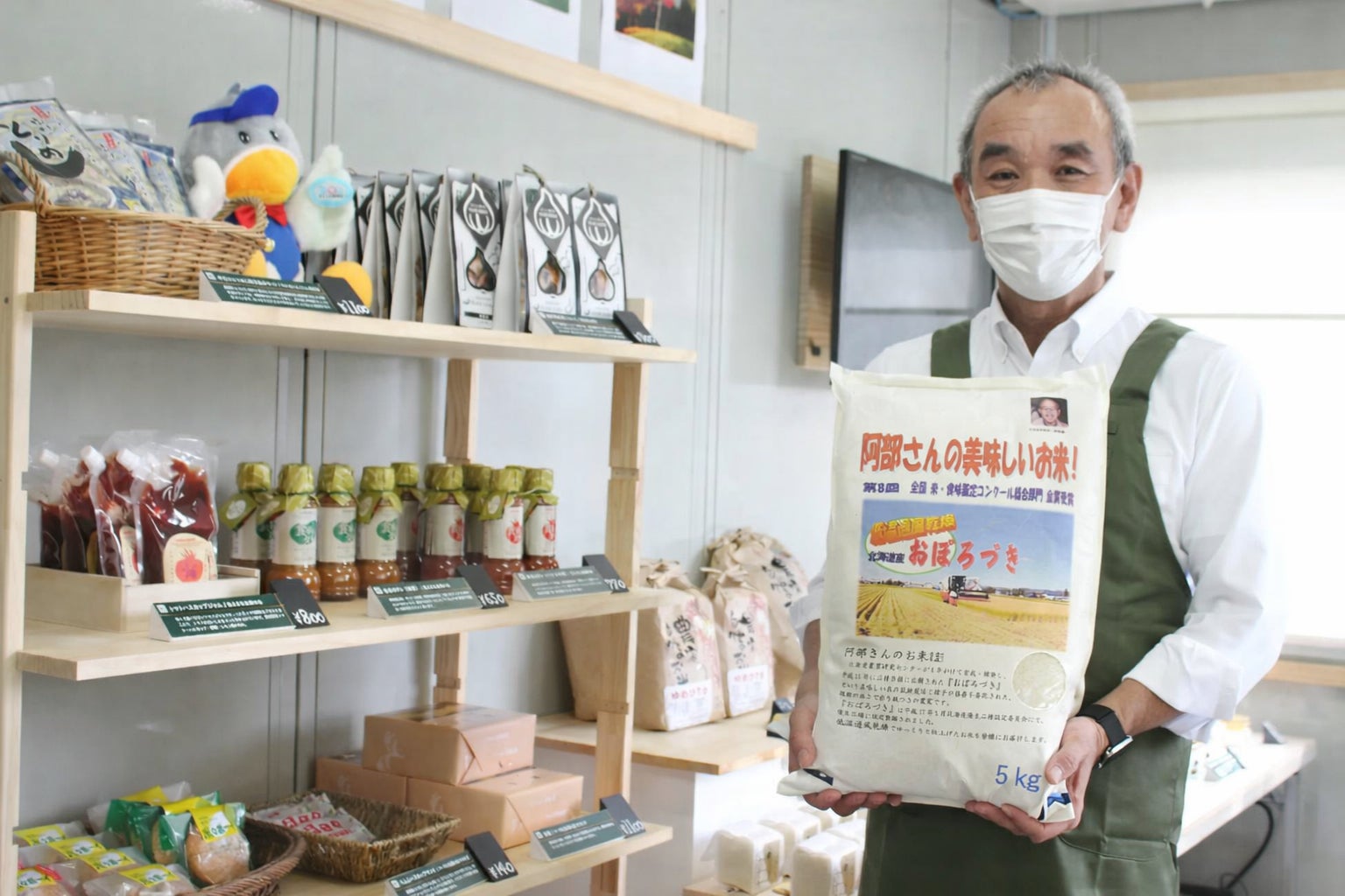 【40年の“チョークの絆”が街を救う】昨今の米不足に寄り添う「北海道美唄コンテナショップ」が、地域の食卓と心を結ぶ新たなコミュニティ拠点に。