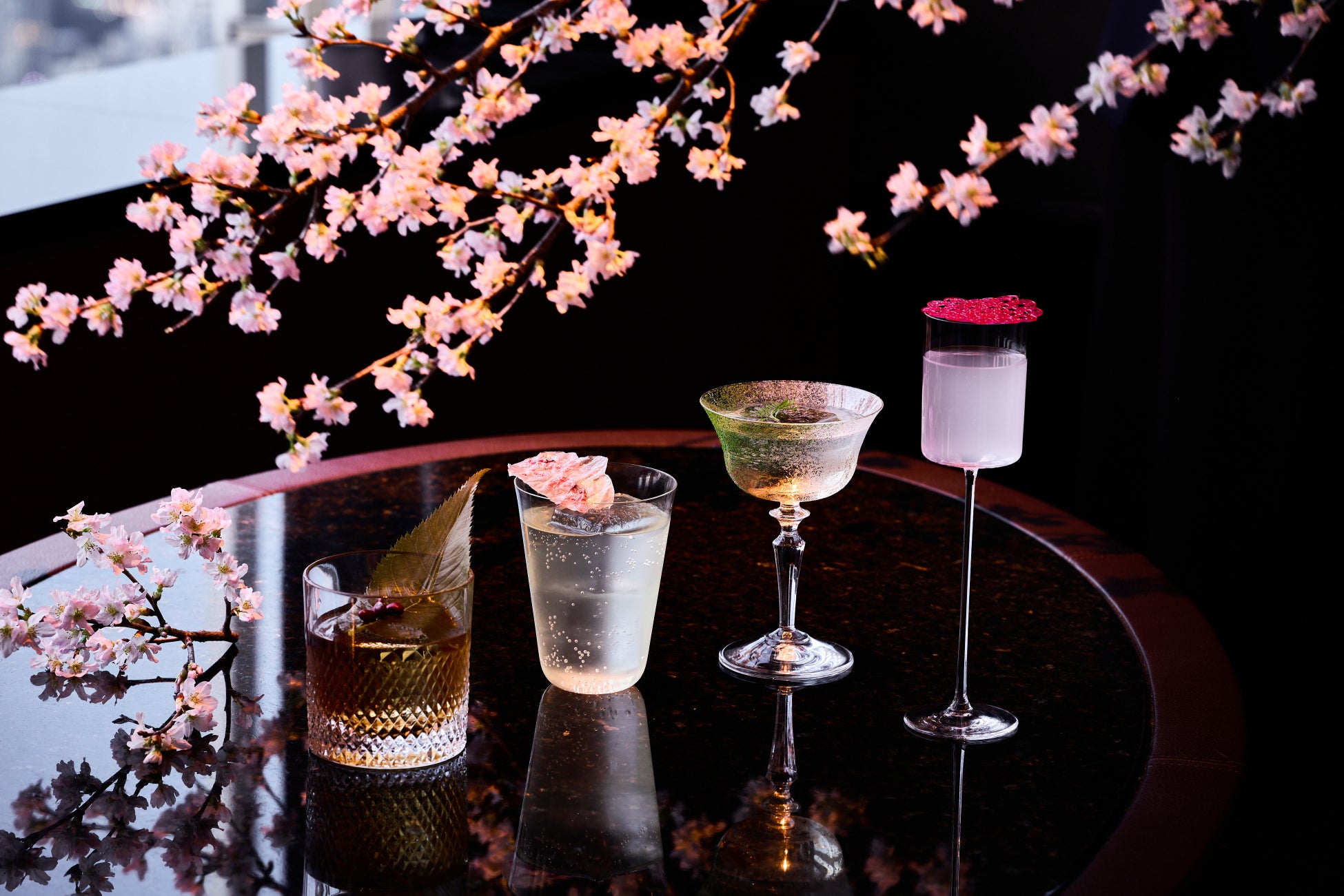 【ザ・リッツ・カールトン東京】春の息吹をテーブルに、心華やぐ美食の旅へ誘う瑞々しいいちごと桜が彩るストロベリーパフェやアラカルトなど新しい季節の訪れを五感で愉しむメニューを多数お届け