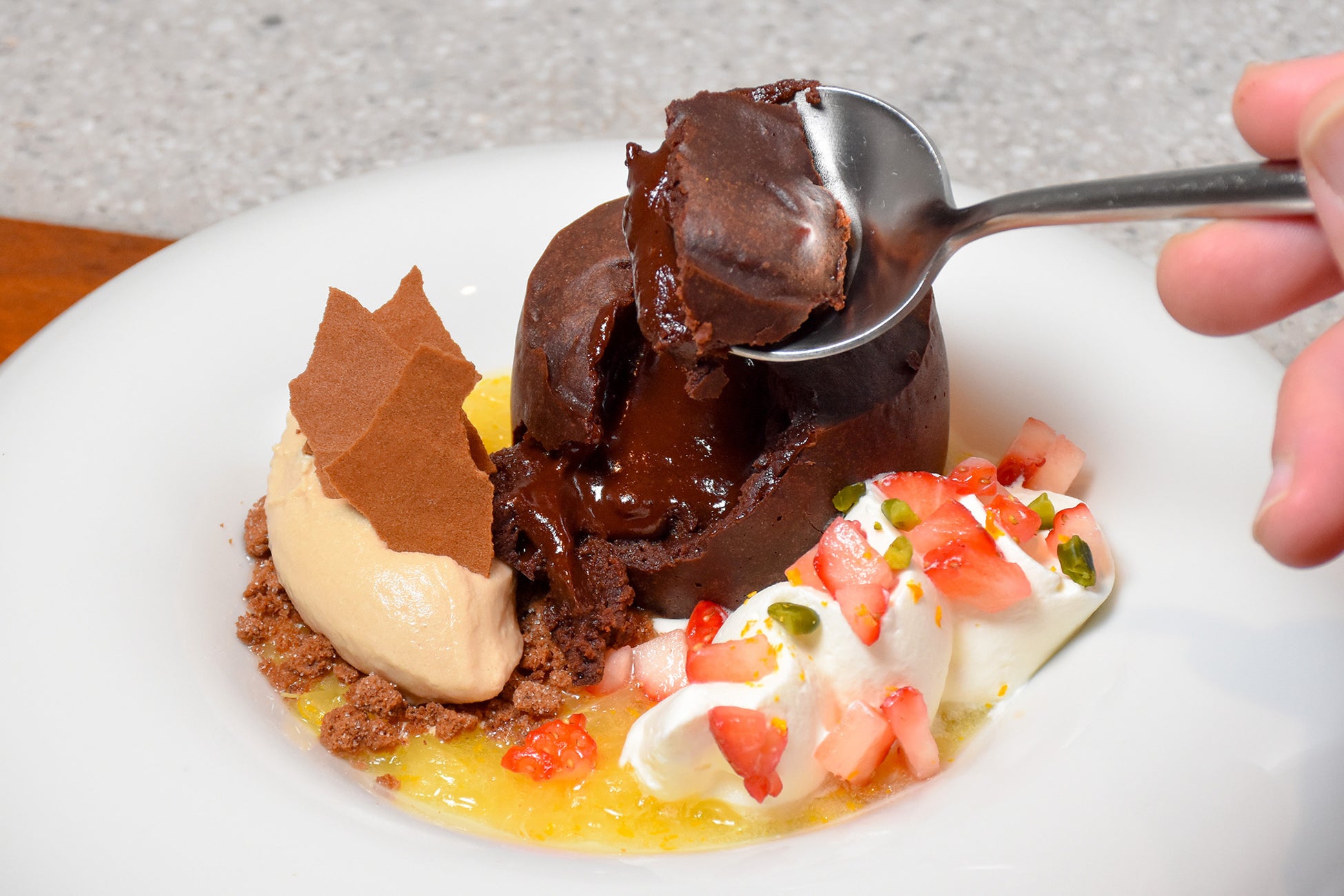 Minimalから、甘夏や黒糖ミルク、苺を添えた、1ヵ月だけの限定スイーツ登場。バニラとクローブの特製“水ガナッシュ”の出来立てフォンダンショコラ。