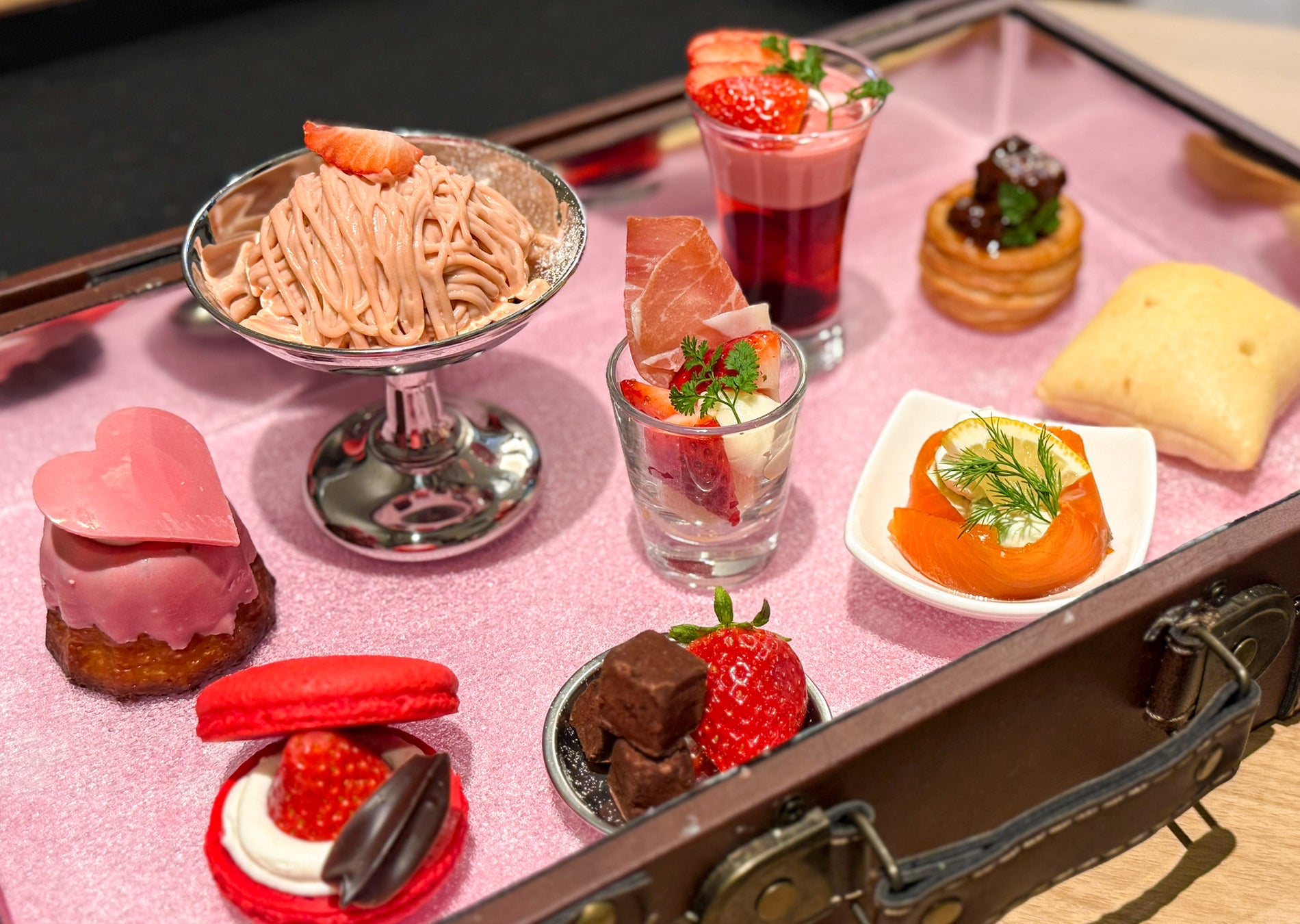 【ホテル オリエンタル エクスプレス 福岡天神】苺づくしのアフタヌーンティー「Strawberry Afternoon Tea（ストロベリーアフタヌーンティー）」を2026年3月1日（日）より販売開始