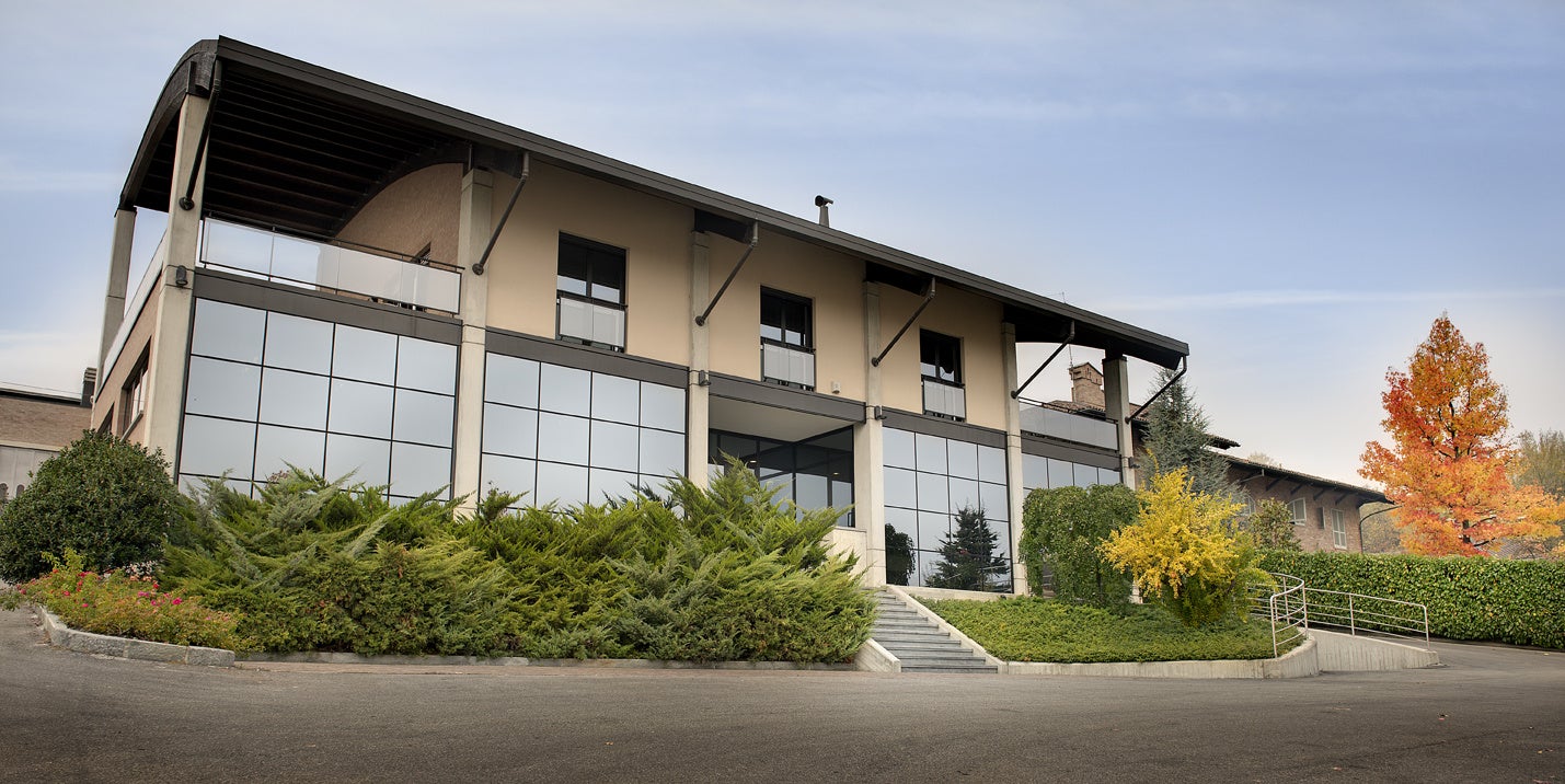 【限定97本】希少なミズナラ樽熟成＆日本人書道家の特別ラベル！マローロより「グラッパ・ディ・バローロ リゼルヴァ ミズナラ 2010」 新発売