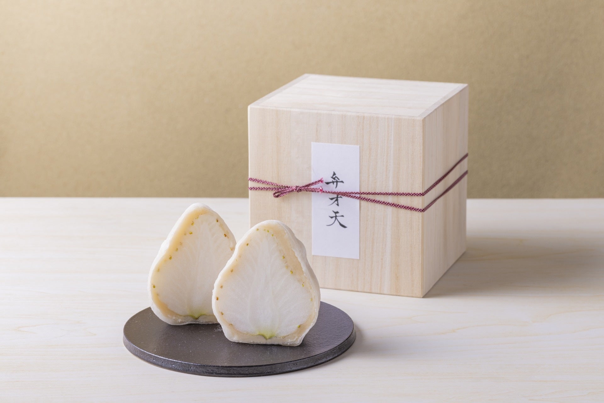 ホワイトデーに、記憶に残るひと粒を。希少白いちご「天使の実プレミアム」を使用した、1個1万円の白いちご大福を数量限定で発売