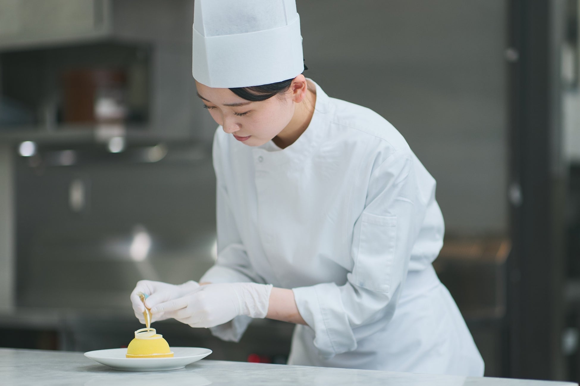 【大阪ステーションホテル、オートグラフ コレクション】3月1～8日「国際女性デー」を祝って、ミモザ色に包まれるホテル体験　ミモザにインスパイアされたケーキとカクテルが期間限定で登場