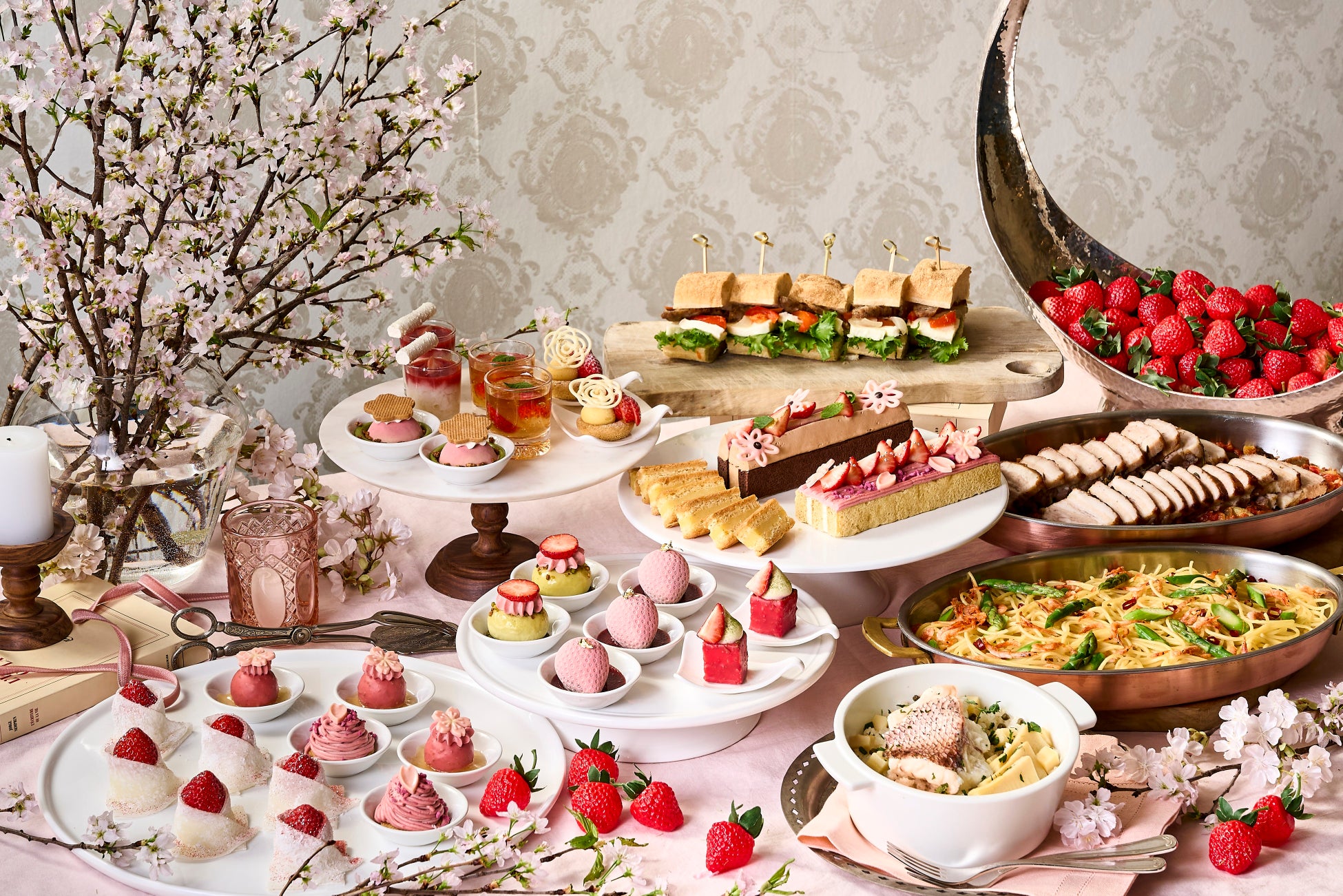 【ザ・リッツ・カールトン大阪】ホテルでラグジュアリーに楽しむ春のストロベリーシーズン 苺と桜が織りなす華やぎに満ちたアフタヌーンティーとアフタヌーンブッフェを開催