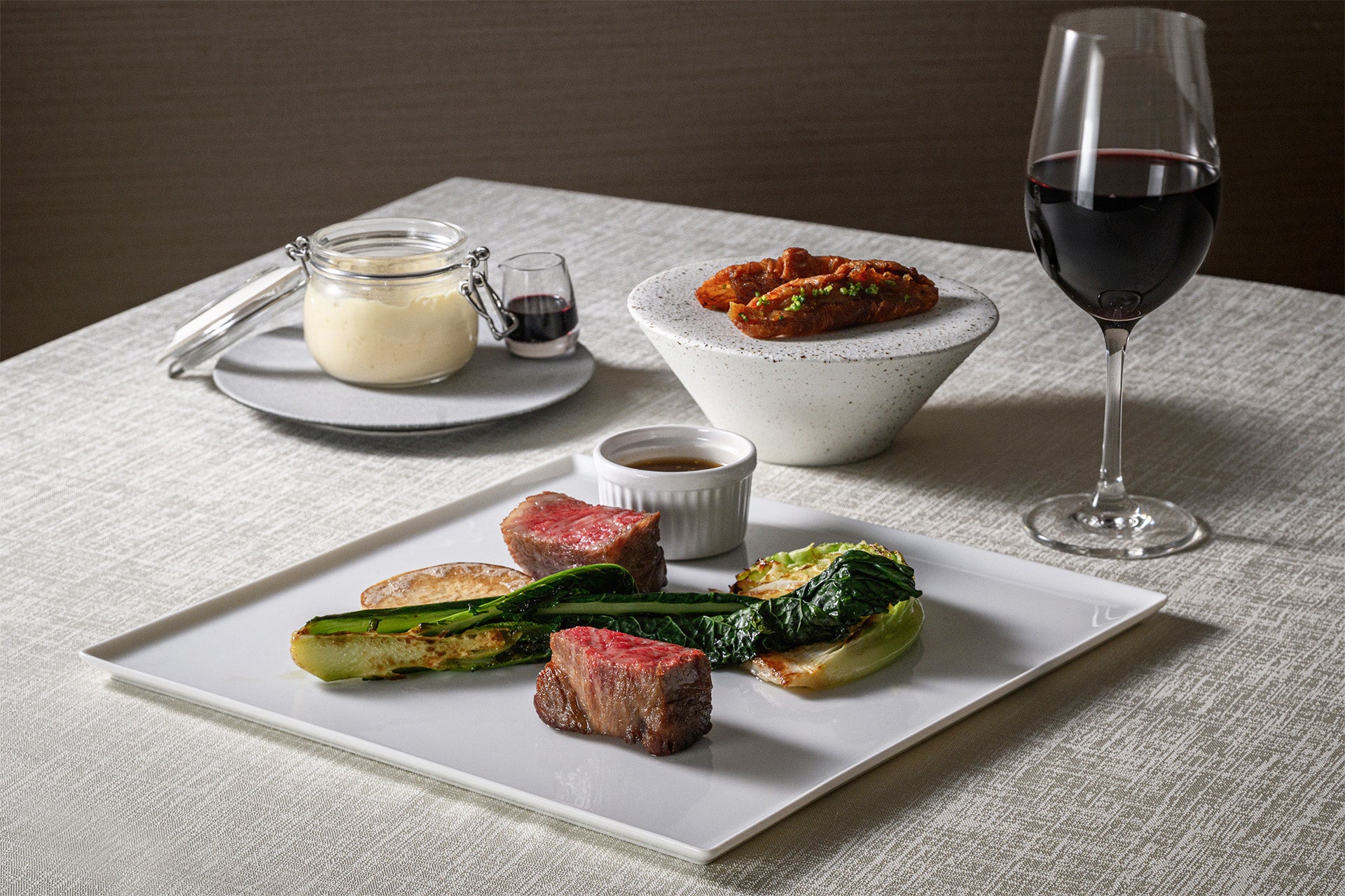 芽吹く季節に寄り添う、香りや食感を一皿ごとに表現。春のフレンチディナー／ザ ロイヤルパークホテル アイコニック 大阪御堂筋