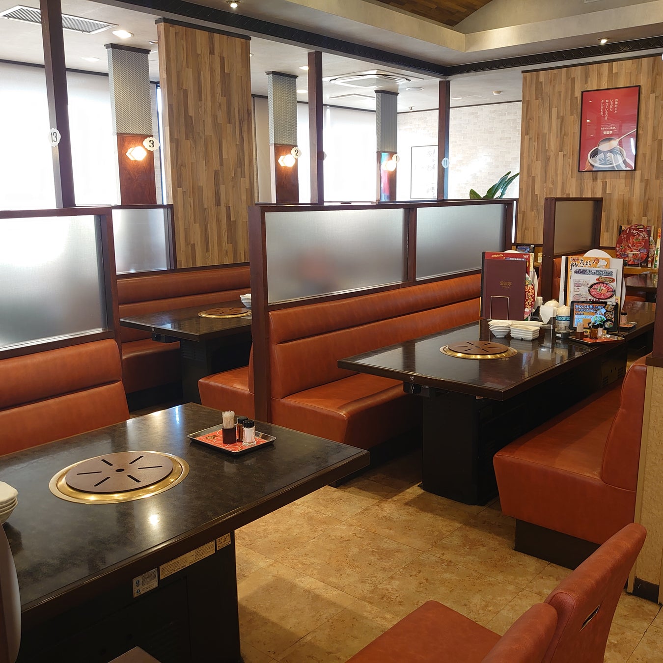 安楽亭所沢亀ヶ谷店が２月１９日(木)リニューアルオープン！赤や木目調のデザインに包まれた明るくて落ちつける空間。店内加工にこだわった自慢の自然肉の味わい。焼肉と共にくつろげる素敵な時間をお届けします！