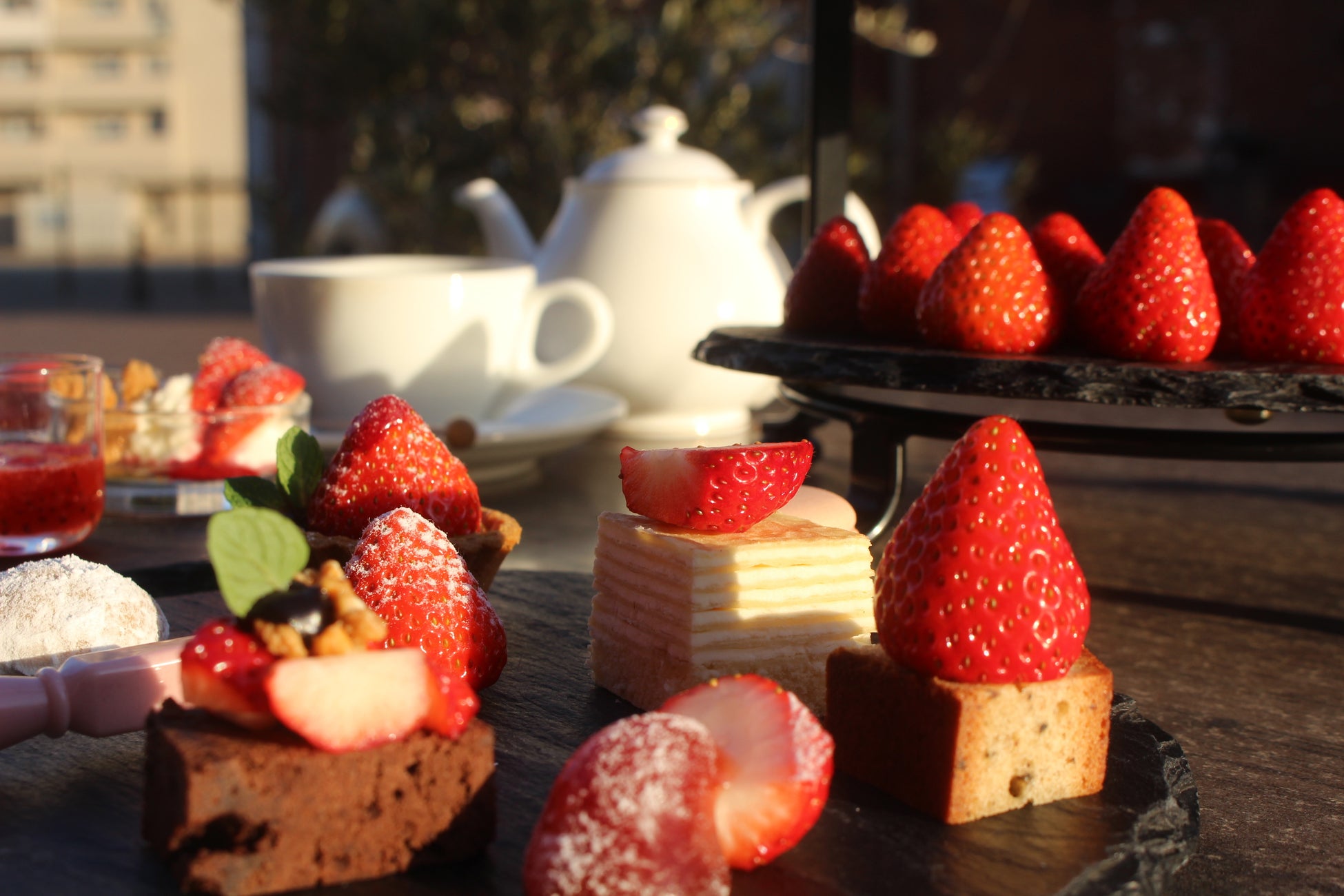 【大阪赤レンガ シーフードフレンチ LA VIE 1923】100年以上の歴史を持つ赤レンガ建築。非日常へと誘う空間で味わう春限定「苺づくし」の特別デザート「セブンストロベリーセレクション」が登場！