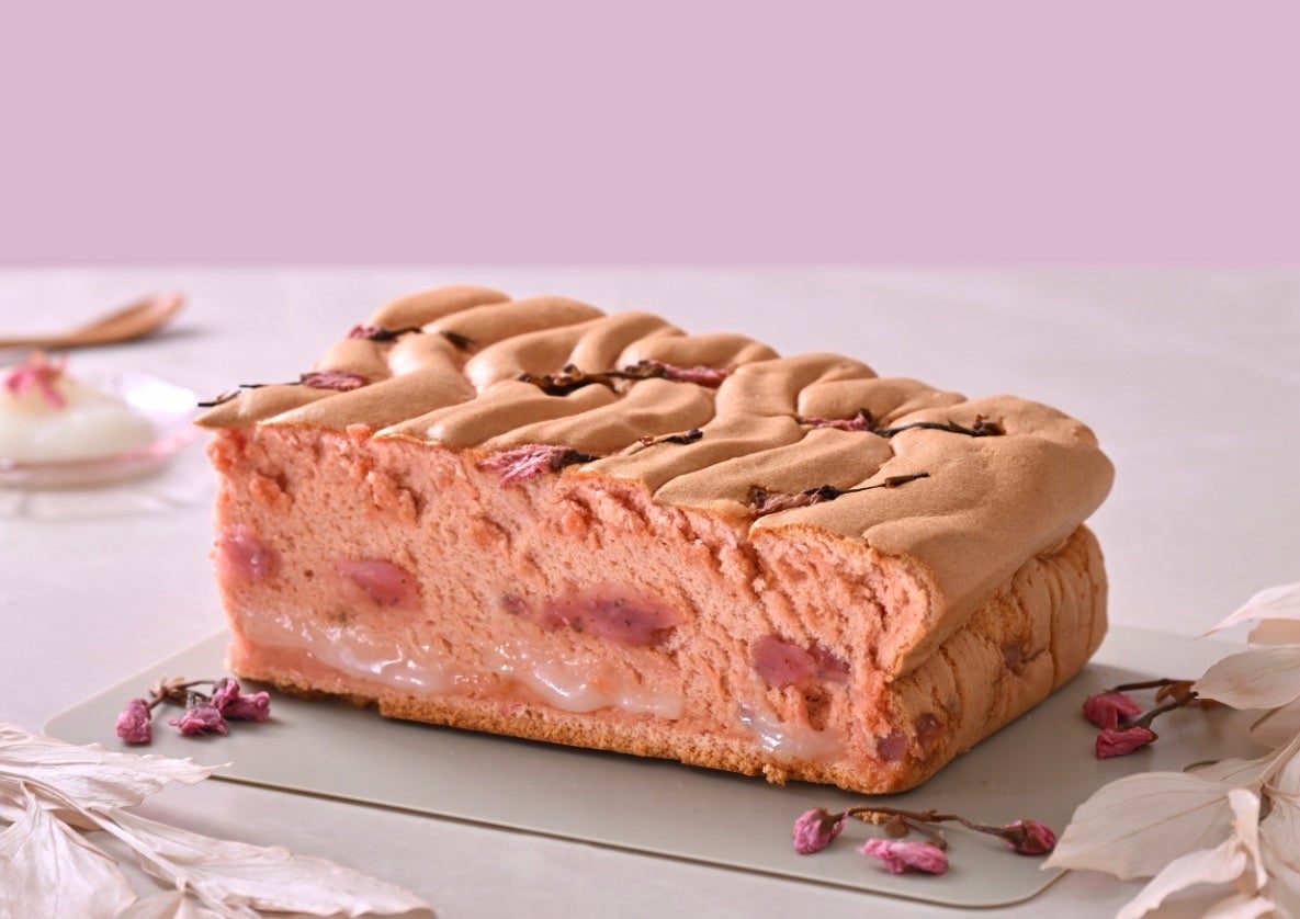 【日本上陸5周年】グランドカステラから世界初の“餅入りカステラ”が再来。昨年完売続出の「桜あんの羽二重餅カステラ」が限定復活