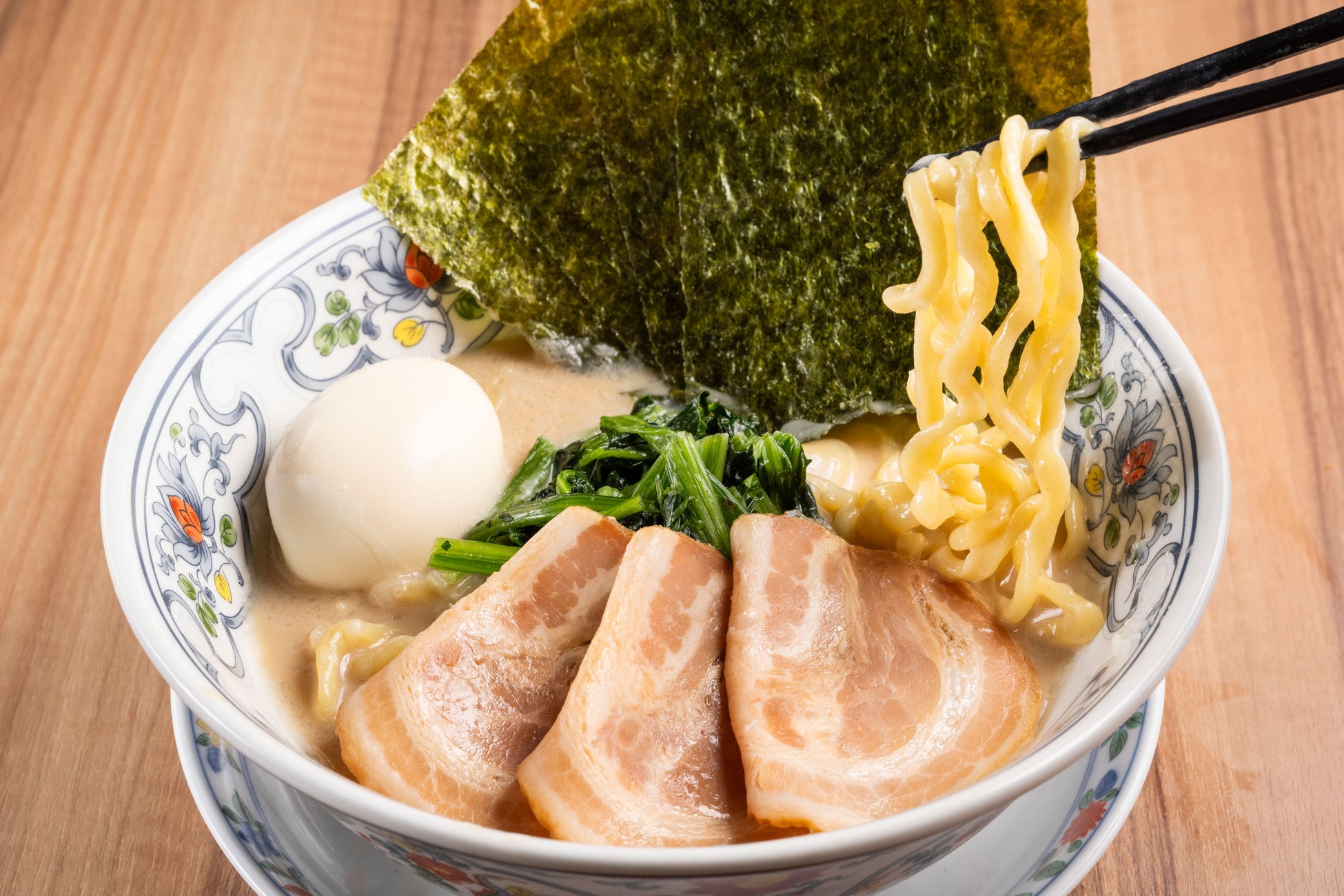 ステーキ屋が本気で作ったラーメン。ビーフキッチンスタンド「すごい豚骨醤油ラーメン」全店舗で販売開始