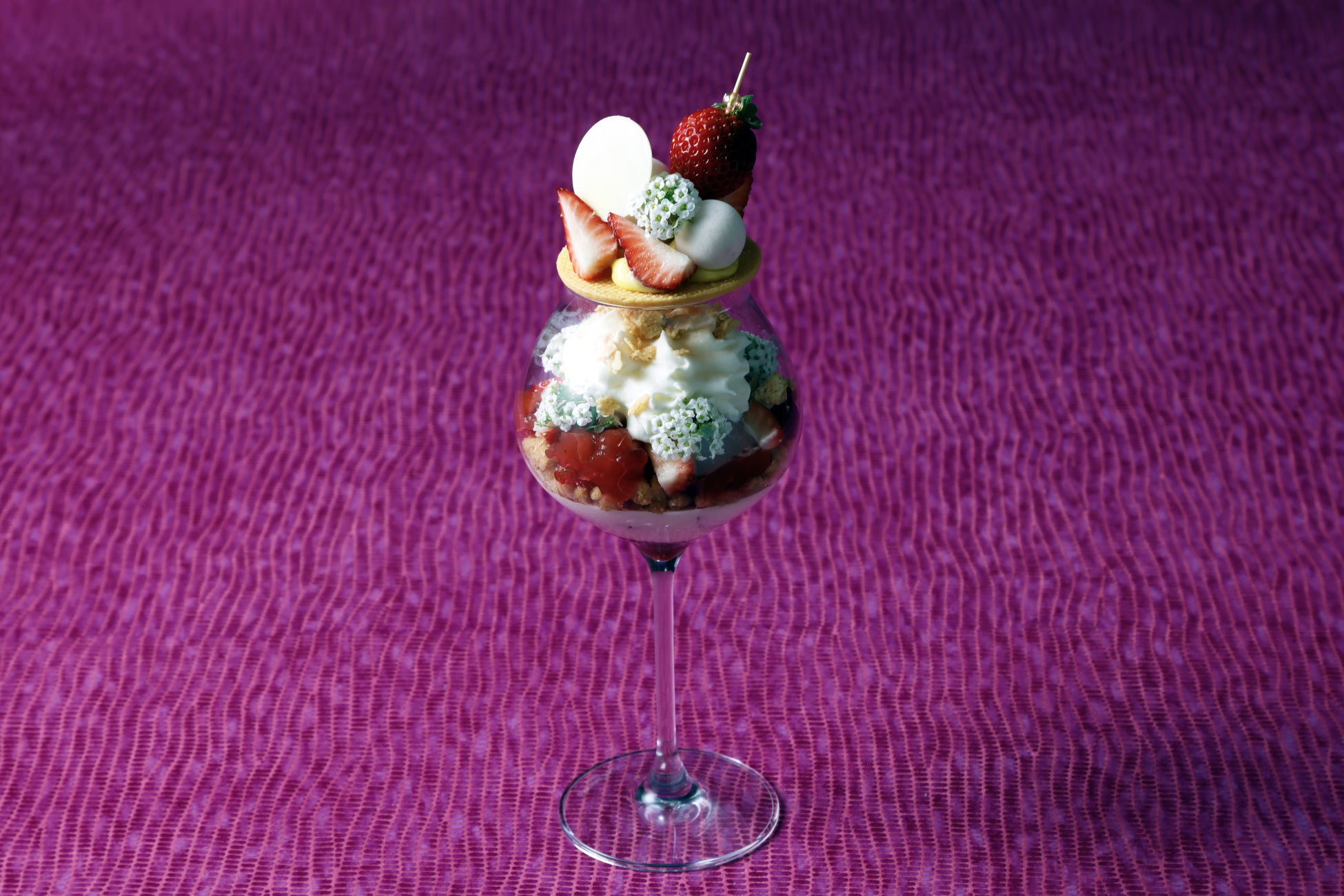 【大阪マリオット都ホテル】3ヶ月だけの贅沢な春の味わい「パフェ・フレーズ」が登場。月替わりで愉しむ、厳選いちごの魅力