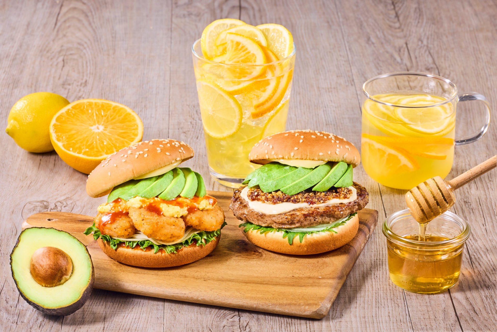 いちばんいい熟れ頃を、逃さない。“生”のフレッシュアボカドを贅沢に1/2個使用。心弾む春を彩るアボカドバーガー登場！