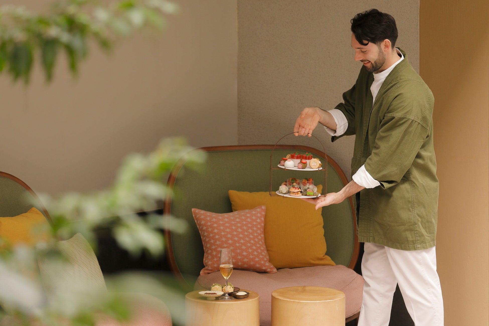 ホテルに咲く枝垂れ桜と桜アフタヌーンティーで春を満喫。 自然派ラグジュアリーリゾート「シックスセンシズ 京都」の 桜プロモーション