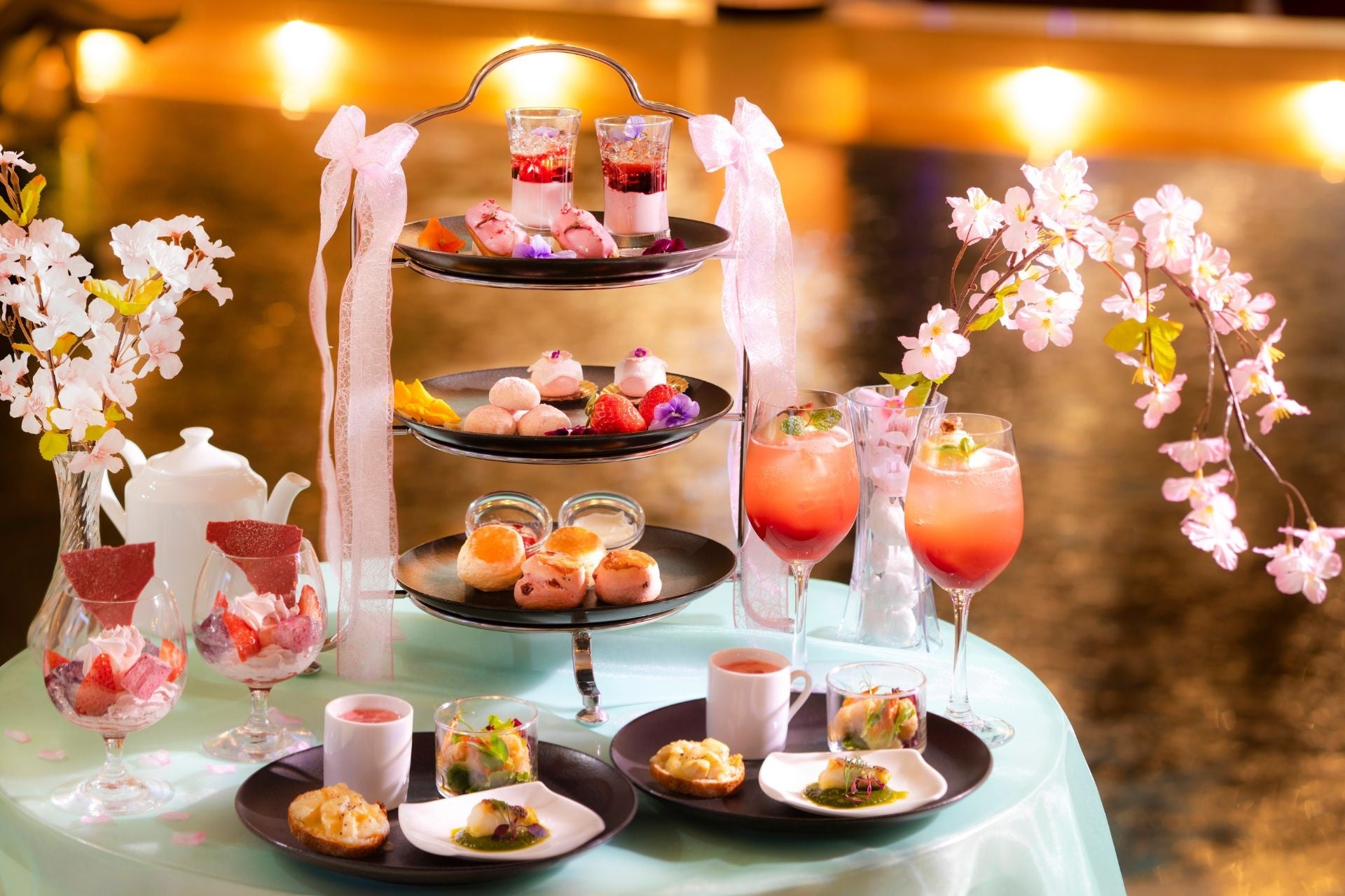 新たな門出に祝福を添える、桜と苺が主役の「春色アフタヌーンティーセット」が登場