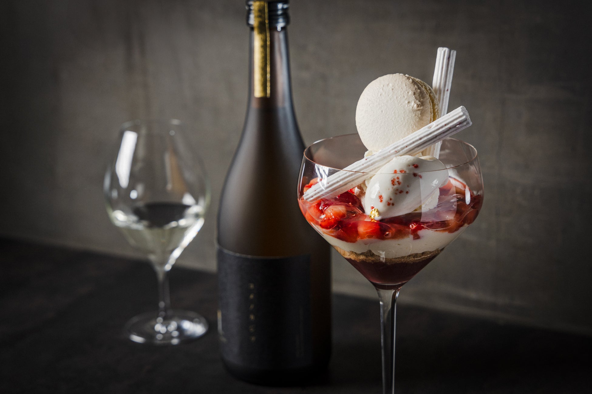 完全会員制パフェバー「Remake easy」、3月限定「桜と日本酒”コメノカジツ”の酒粕マカロンパフェ」が登場、北海道産酒米「きたしずく」から生まれた限定日本酒と苺が重なる春の一杯。