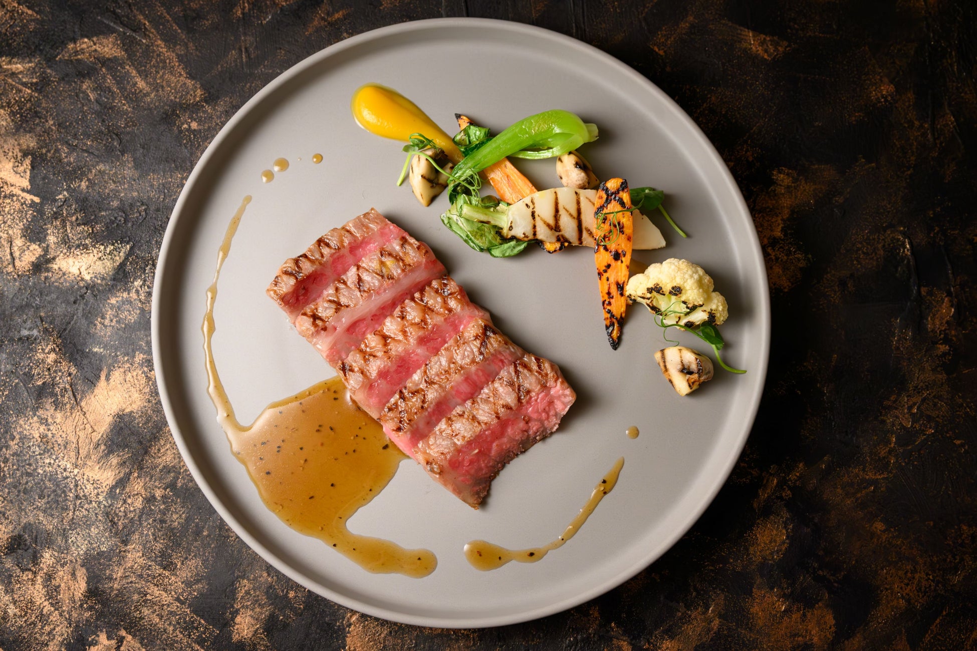 【世界に誇る「神戸ビーフ」をお値打ちランチで】Kitano Grill & Bar「ベジタブルビュッフェ+選べる神戸ビーフ」を価格変更！