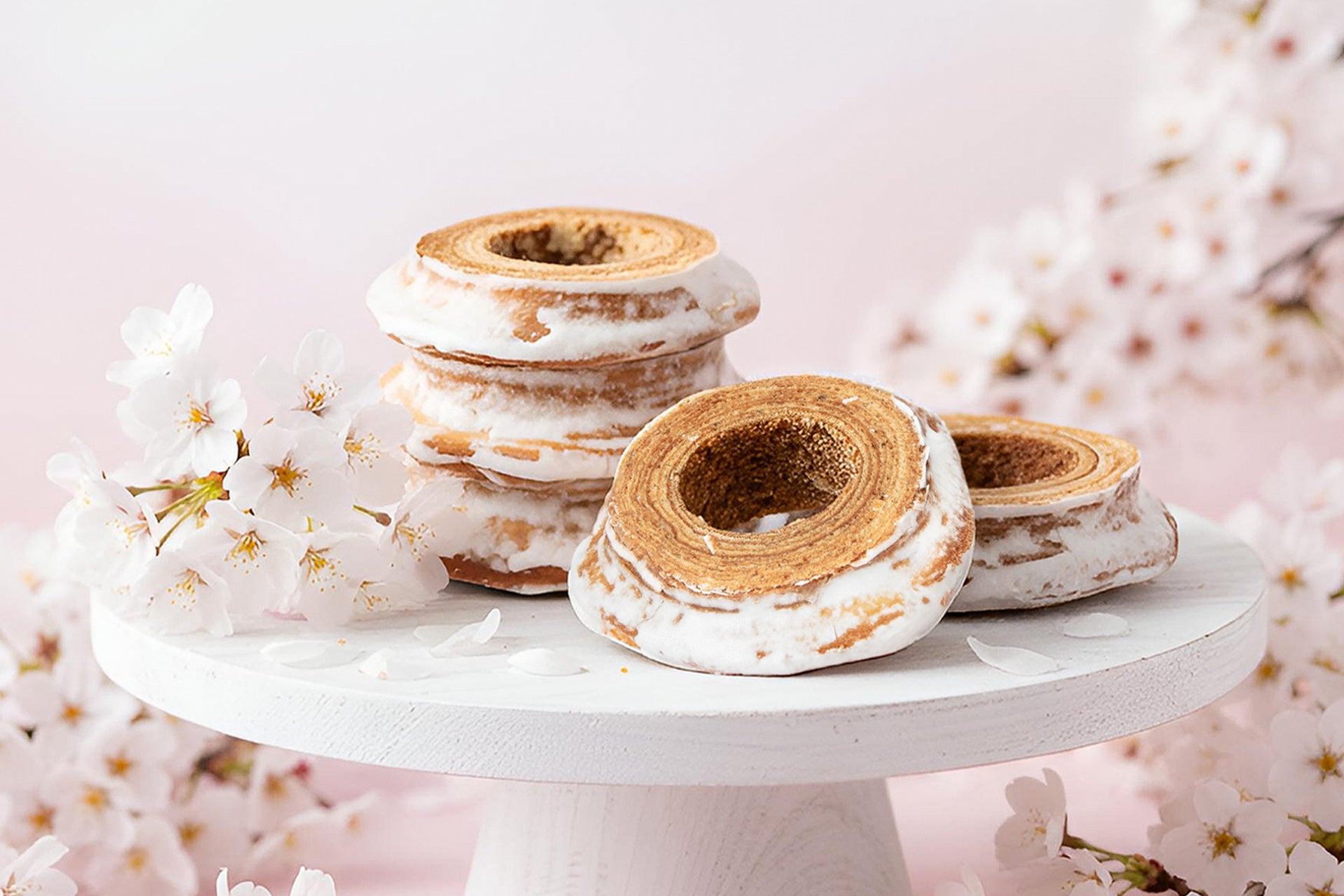 【春限定】アルプスの“山脈バウム”が桜の樹に。外サクッ中もちの絶品グルテンフリー「桜の樹ブレヴァン」2/28登場