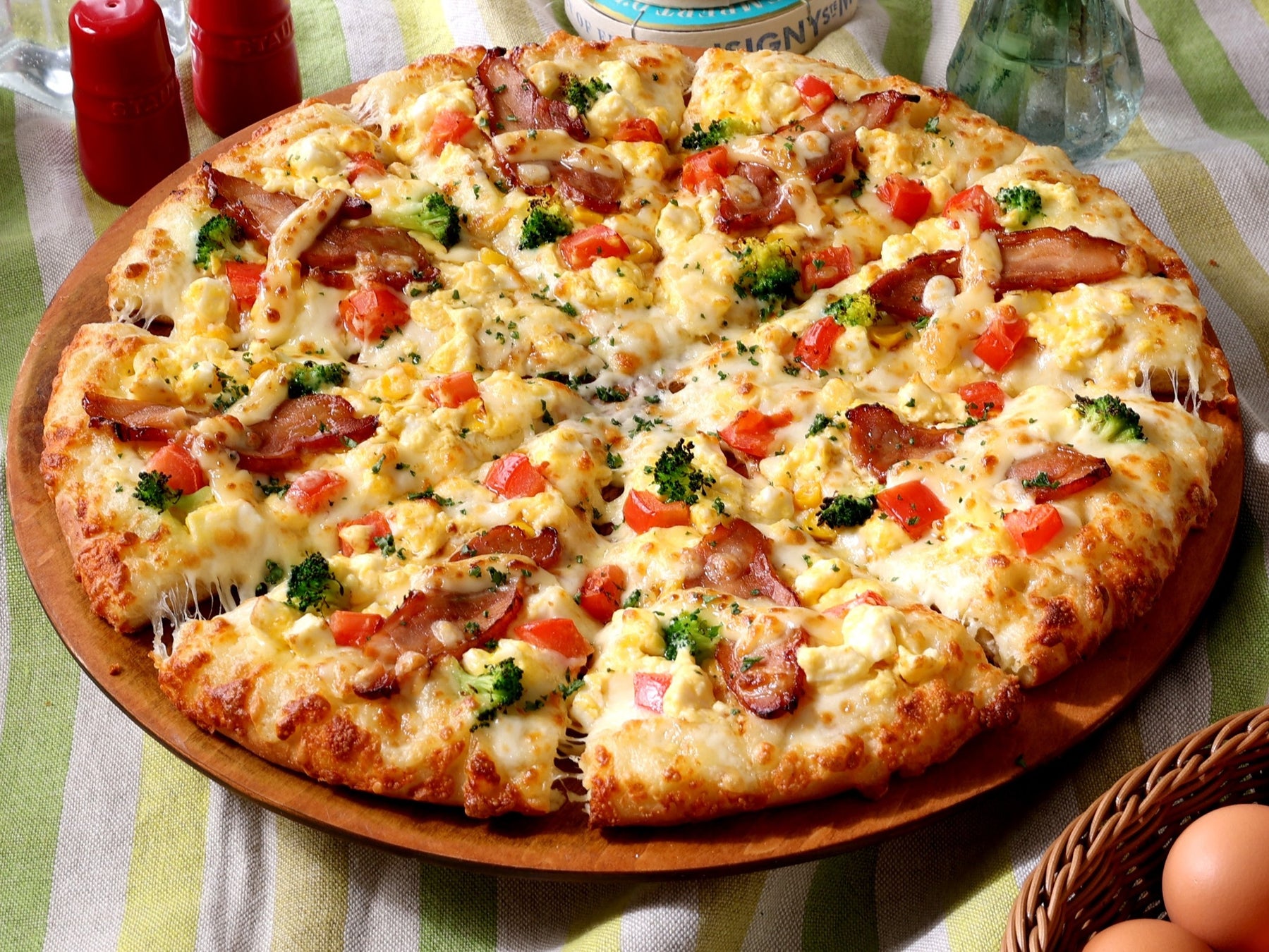 春はふんわり、“てりたま”気分のごちそうピザ　新作『テリチキエッグ』『テリチキエッグのよくばりクォーター』発売