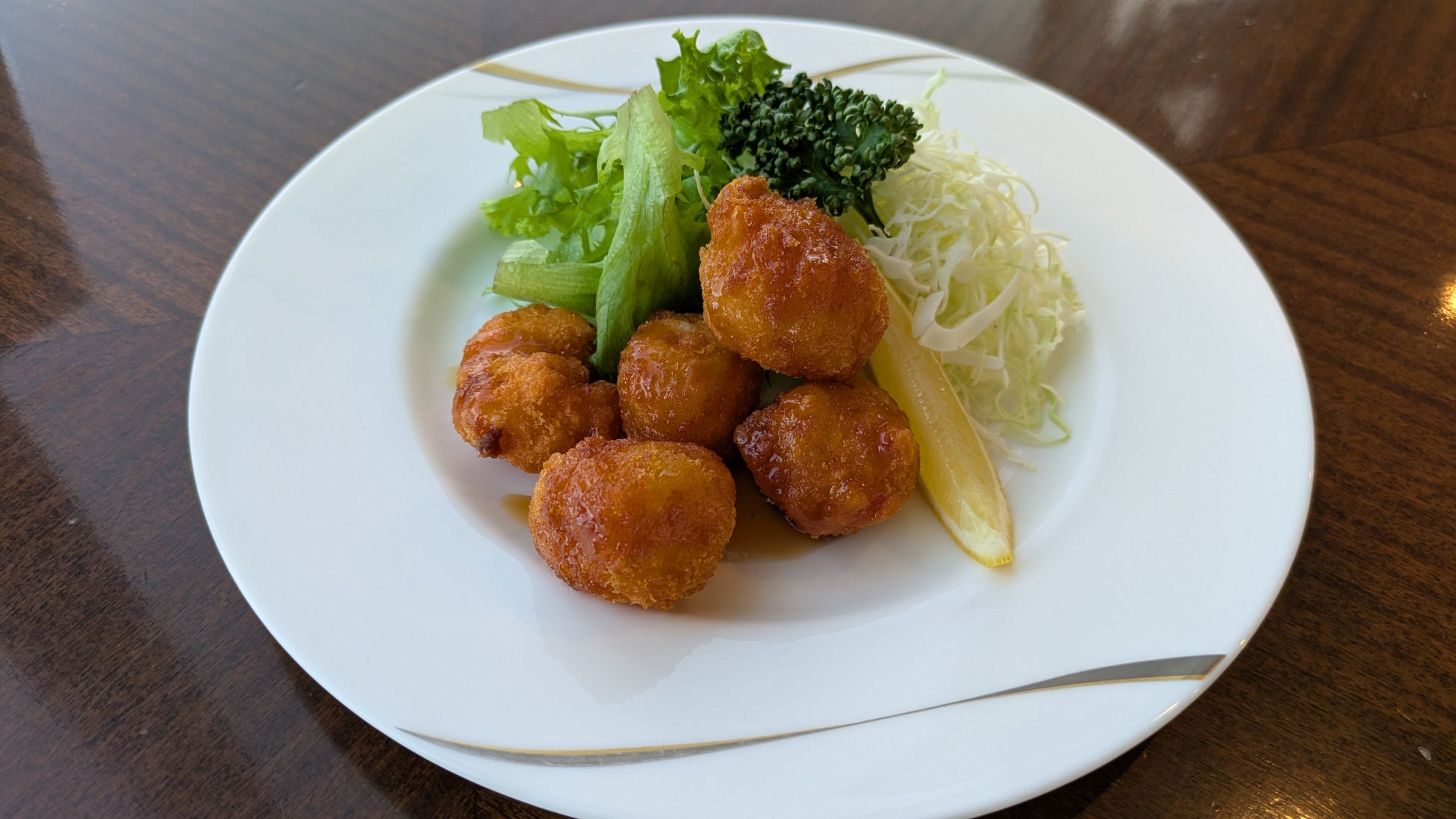 「たぬきのまんまるレストラン」 デザインのボウル（陶磁器製）とシール　ピザーラ『すみっコぐらしスペシャルパック』新発売！