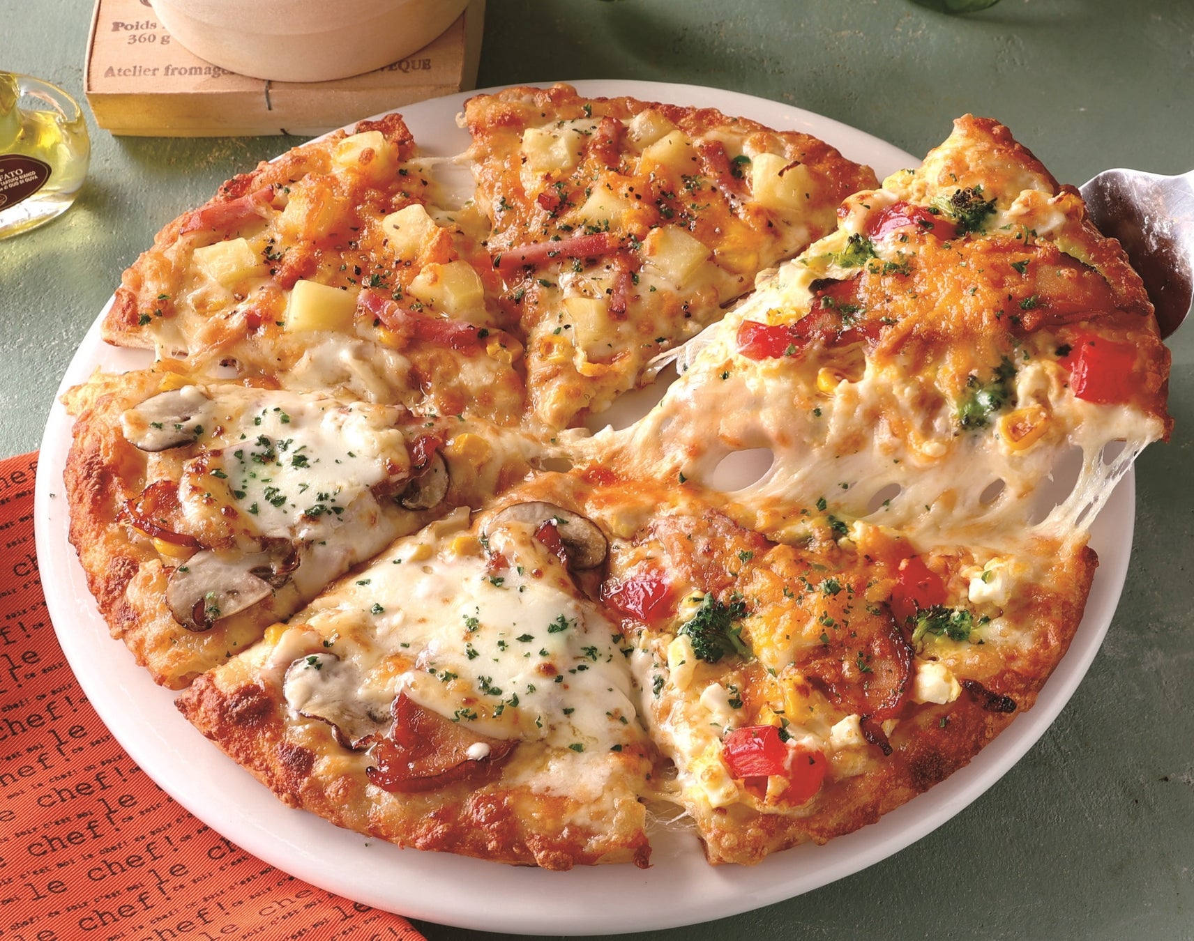 ＜ピザーラ＞　春はチーズをひとり占め。　Pサイズ限定『春のナチュラルチーズトリオ』新登場