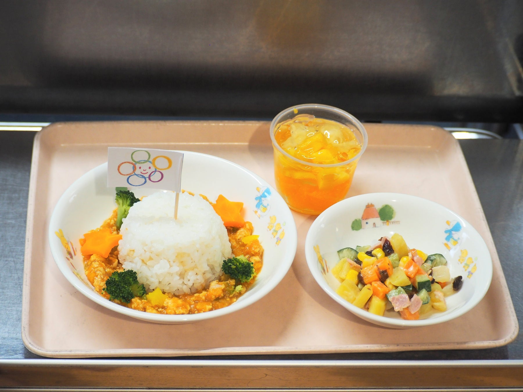 2月16日はライクキッズ「にじいろの日」　ニンジンの収穫までの過程を動画で学び、彩り豊かな特別給食を提供