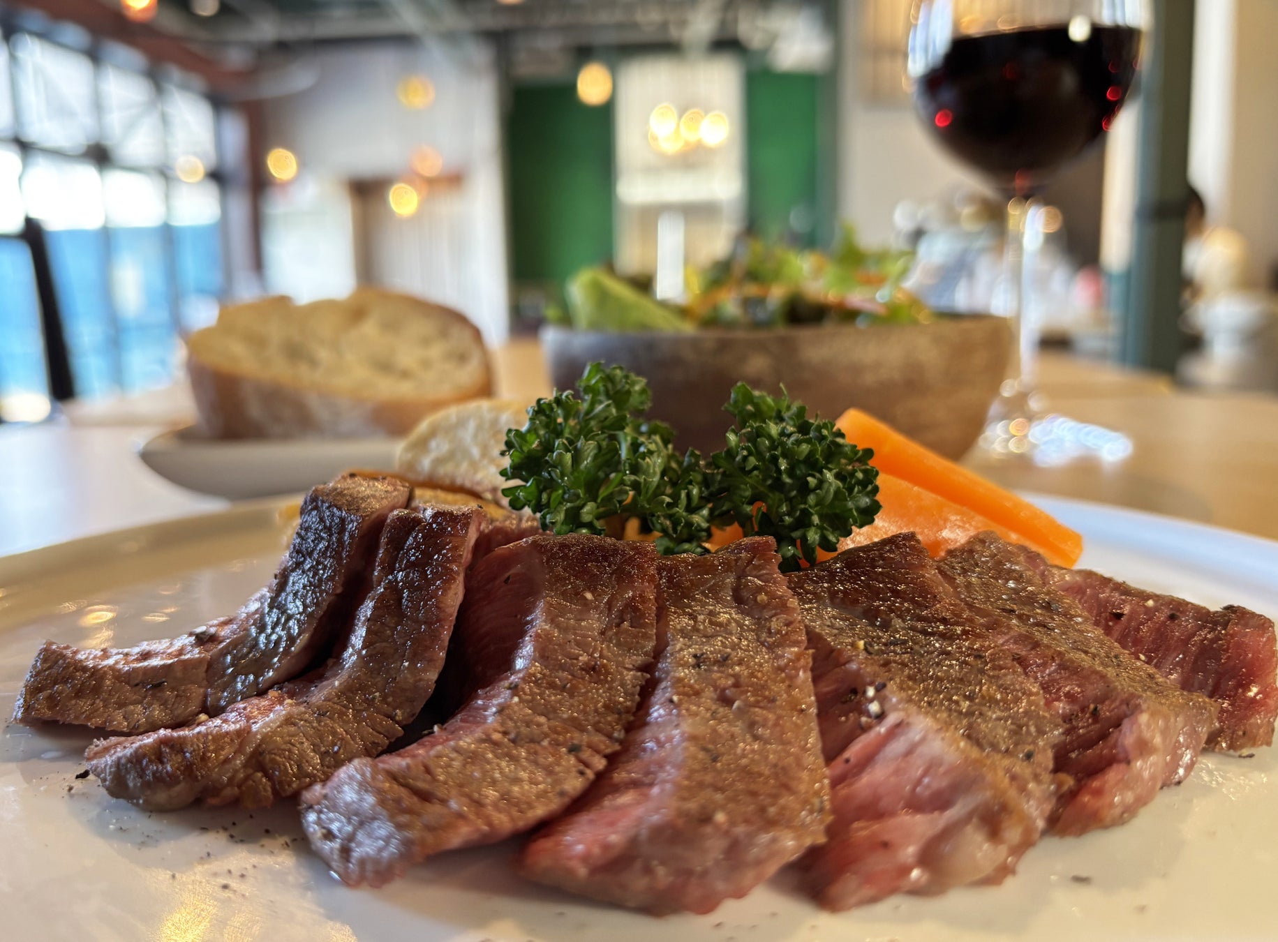 【経産牛の価値を再定義】沖縄・もとぶ牧場の「経産牛」がレストランの食卓へ。東京目黒（武蔵小山）「チャムアパートメント」と、命の恵みを再定義する「母恵牛（ぼけいぎゅう）」プロジェクトを始動