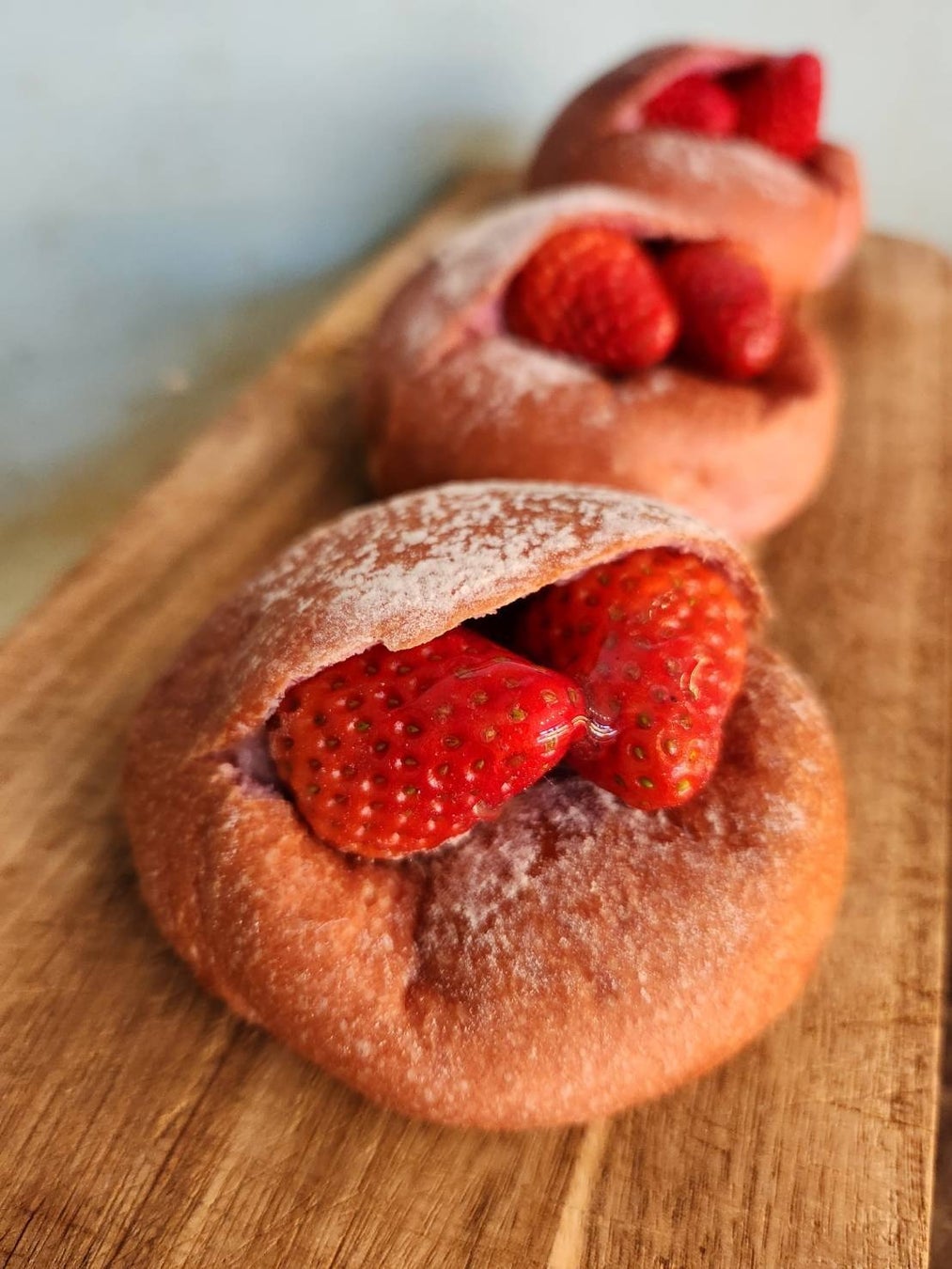 パン屋なのに”大福”!? 静岡・三島の夫婦パン屋、春限定『いちご大福』販売スタート　地元農家のいちご使用