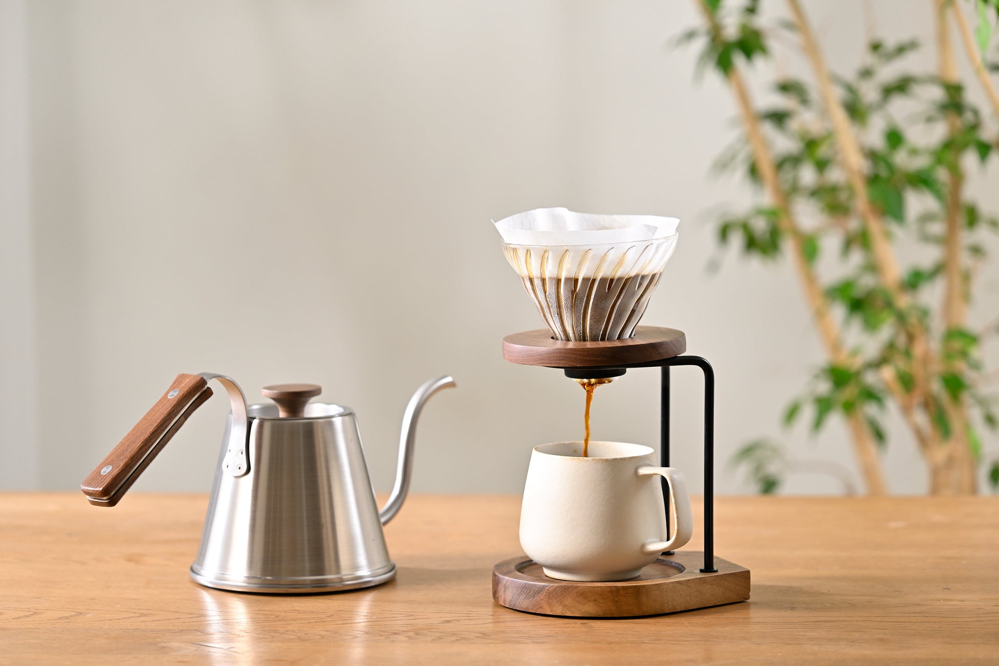 コーヒーの香りを味わい尽くすための一杯.ワイングラス発想のマグ「Note MUG」新発売。