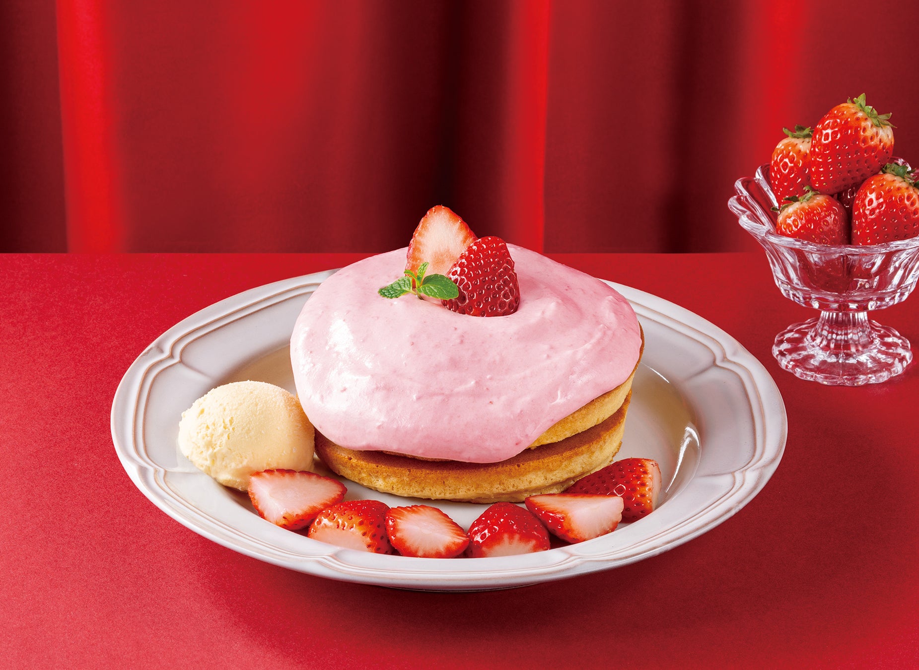甘ずっぱく、とろり。つぶつぶ苺クリームとフレッシュな苺を合わせた春の味わい。『苺のホットケーキ～まろやか苺ミルククリーム～』が、『珈琲館』で3月5日（木）より新発売！