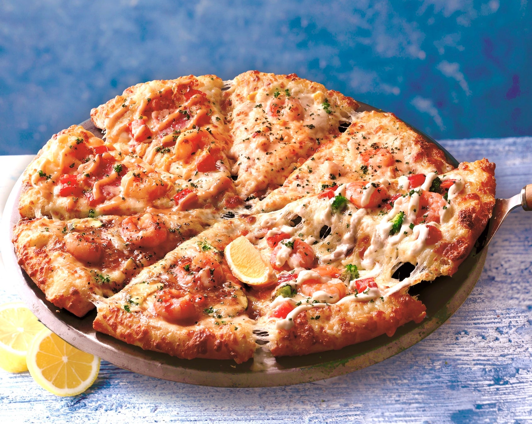 華やかな 人気と新作のシーフードを味わう贅沢な一枚　『至高のシーフードクォーター』発売！『大海老のシーフードタルタル』も登場