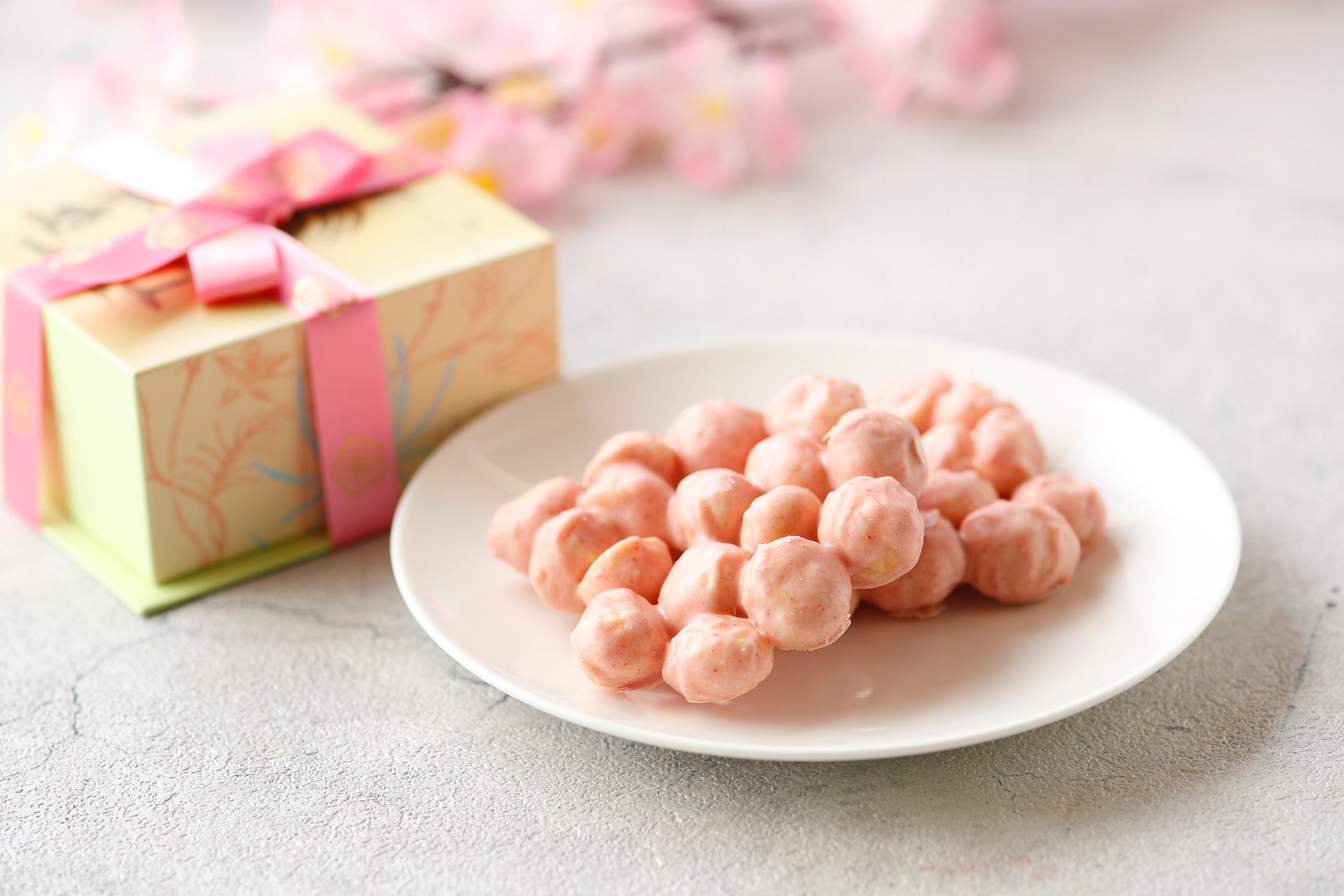 【ザ・カハラ・ホテル＆リゾート 横浜】桜の香りと塩味が重なり合う、春だけの和の美。「マカダミアナッツチョコレート 桜 – SAKURA – 」数量限定販売