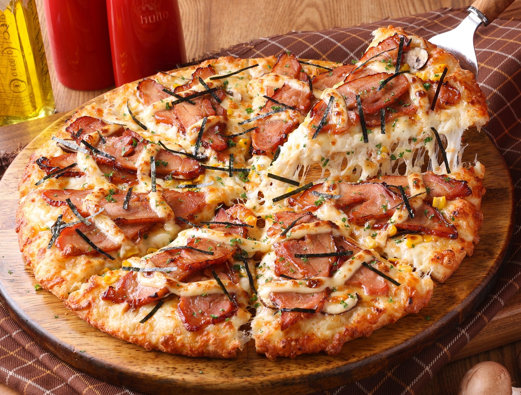 テレビで話題のピザーラ“倍盛り”、そのさらに先へ。　限界突破の『肉3倍盛り テリヤキチキン』登場