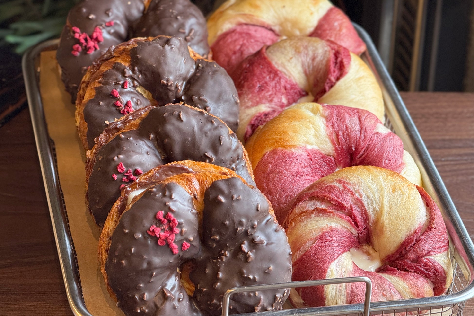 韓国トレンド「クロワッサン×お餅」のクロッチ生ベーグルと、生苺と自家製練乳クリームの春限定生ベーグル、新登場！