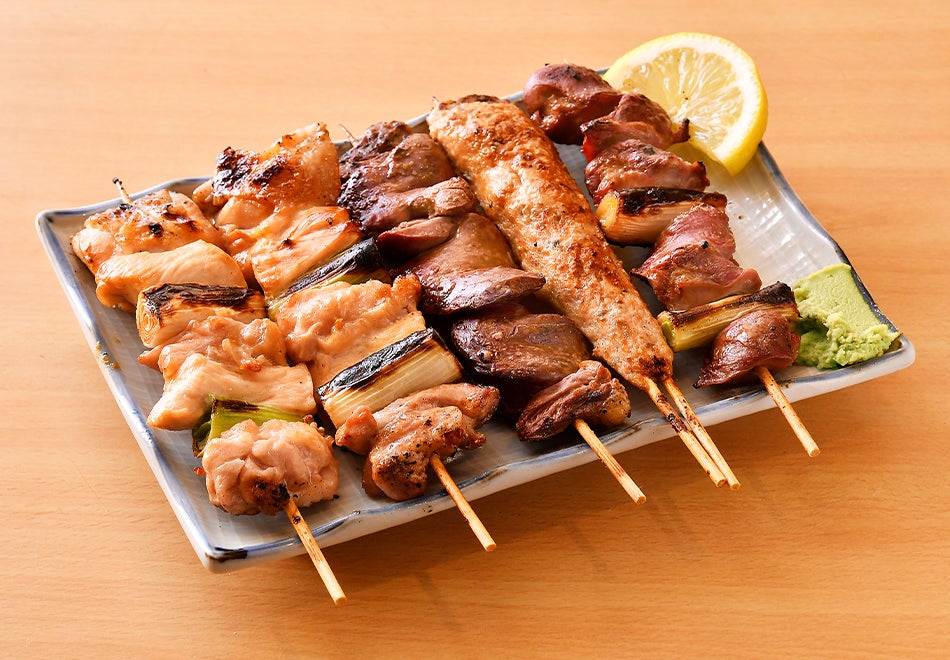 渋谷の老舗焼き鳥・うなぎ専門店「鳥竹」が東京ドームに新規出店。創業以来継ぎ足し続ける秘伝のタレ × 名物“大串やきとり”を観戦のお供に