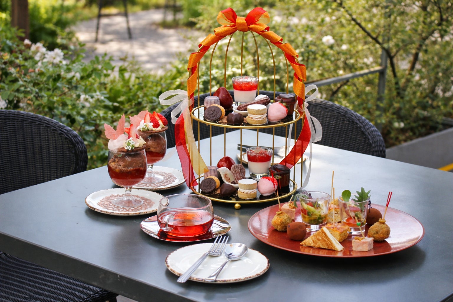 【天王洲・RIDE】好評につき期間延長！真っ赤なリボンに心躍る「いちご×チョコレート・スパニッシュアフタヌーンティー」が4月30日まで土日祝限定で登場