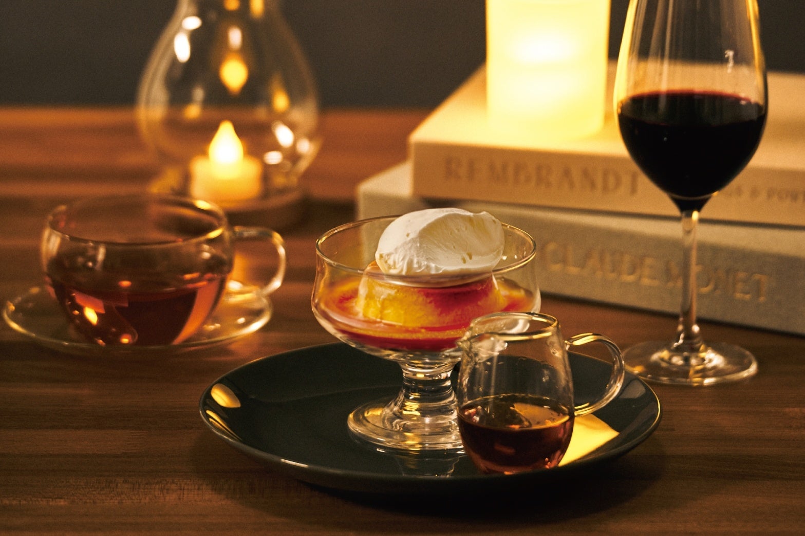 【横浜モアーズ限定】カフェで本格アルコールを楽しむ夜の新習慣。ブランデー香る『かためのプリン』と選べるドリンクセット、3月6日より提供開始