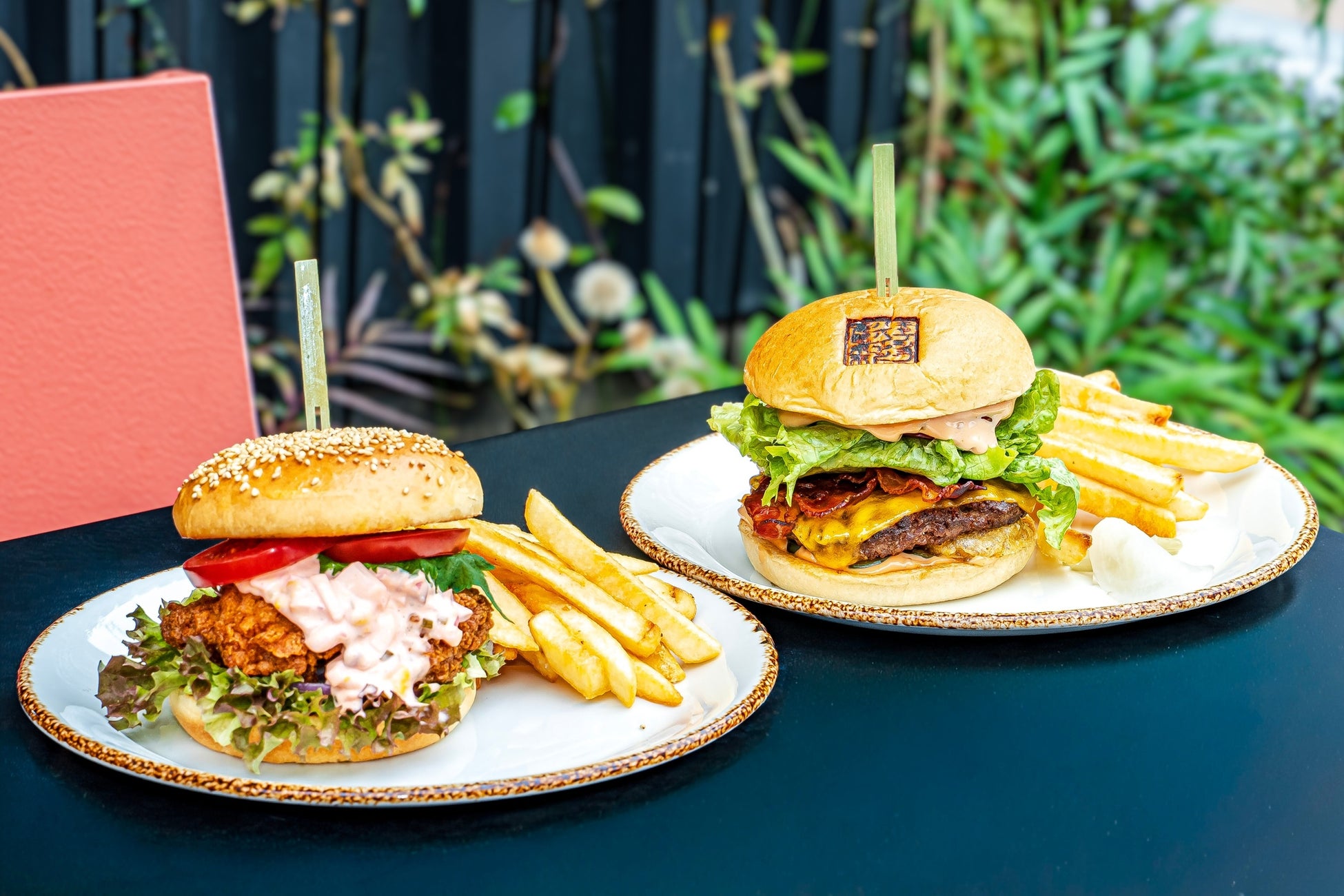 「キャプション by Hyatt」東京 ＆ 大阪の2拠点を“味”でつなぐ！兜町のシグネチャーバーガー＆なんばの復刻バーガーが期間限定コラボ