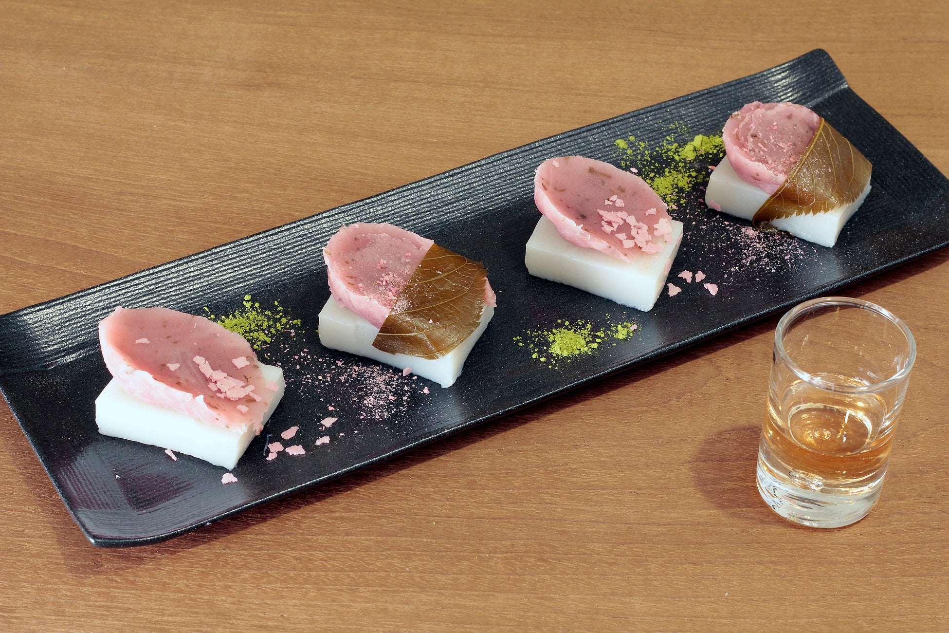 【亀戸天神前本店限定】春の訪れを味わう「風流くらべ -桜くず餅-」を期間限定で提供開始