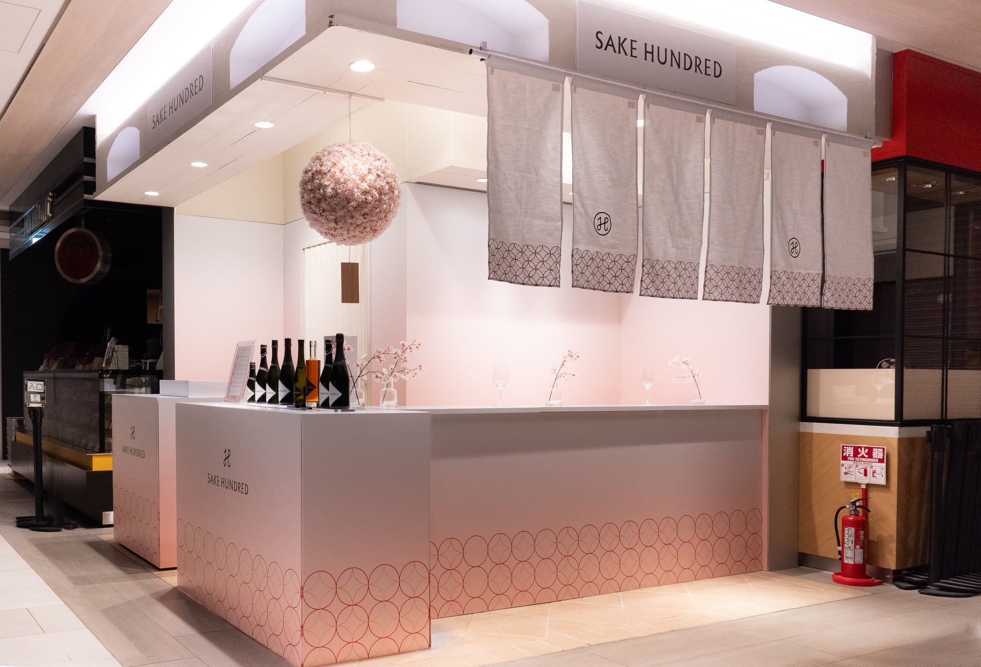3月30日までGINZA SIXで日本酒ブランド「SAKE HUNDRED」がテイスティングとフードペアリングを提供。桜をイメージしたポップアップイベントを開催中