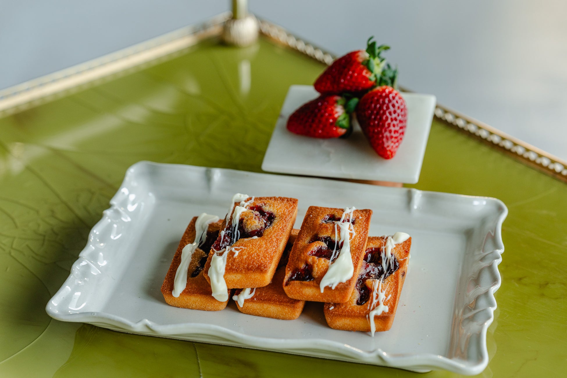 蔵前の焼きたてカヌレ専門店「KURAMAE CANNELÉ」と上野駅構内の「KURAMAE CANNELÉ エキュート上野店」にて、5月10日（日）までの限定。『苺とホワイトチョコのフィナンシェ』発売