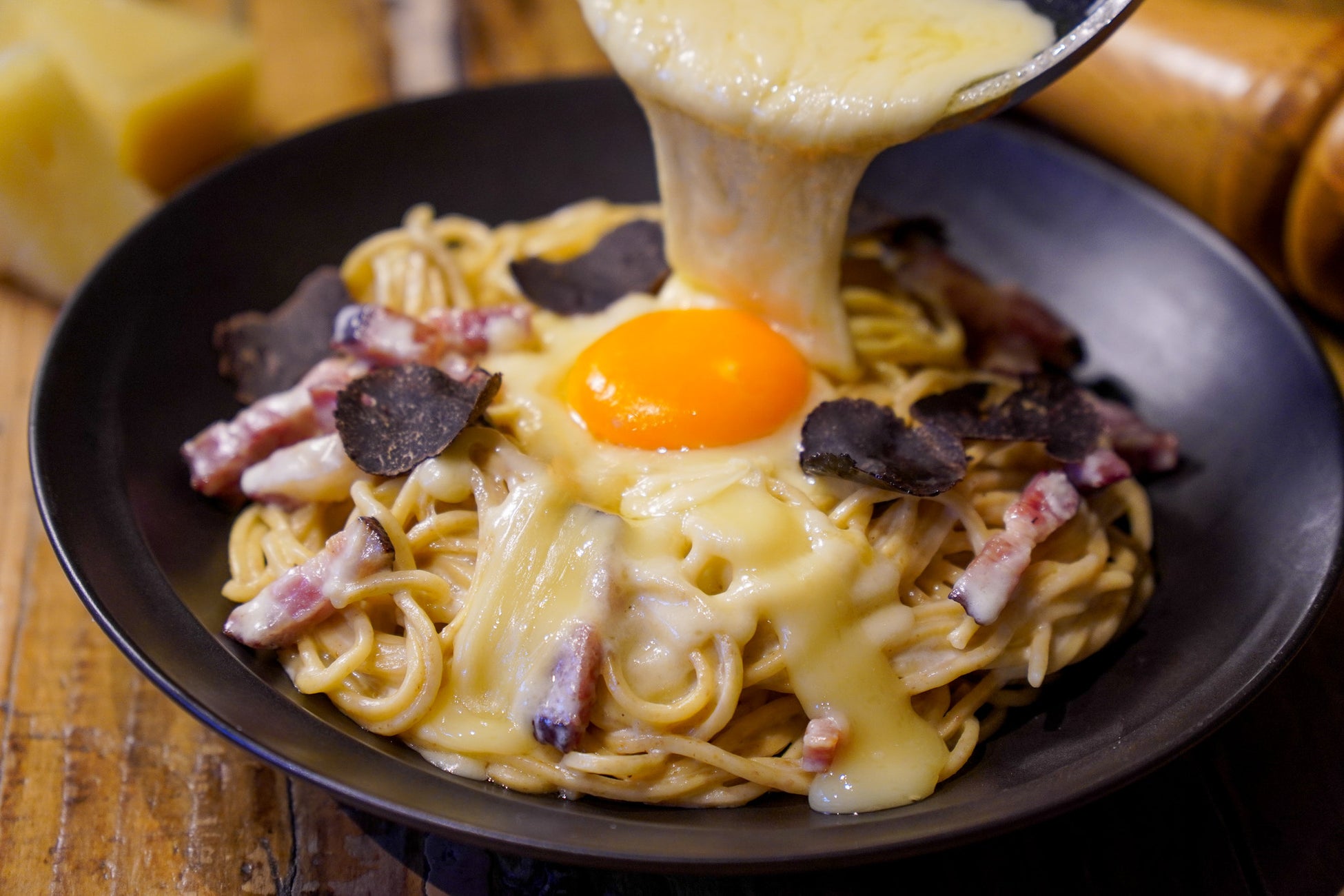 炎のカルボナーラにラクレットチーズを豪快に。チーズに溺れる「禁断のカルボナーラ」登場【恵比寿CheeseTavernCASCINA 】