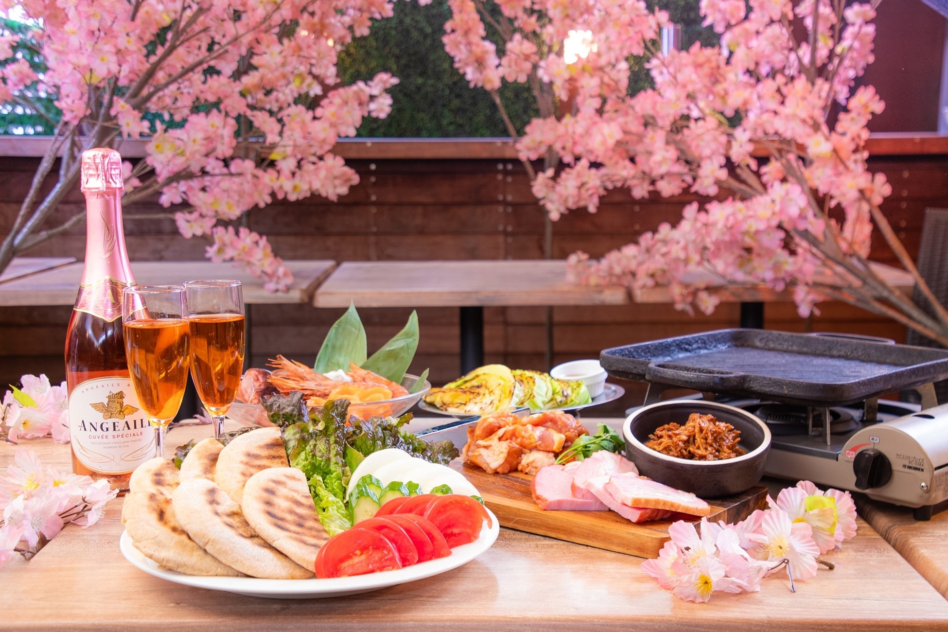 【春BBQ】焼いて、挟んで、ほおばる！新感覚の「桜テラスでピクニックBBQ」がバネバグース赤坂見附店に登場
