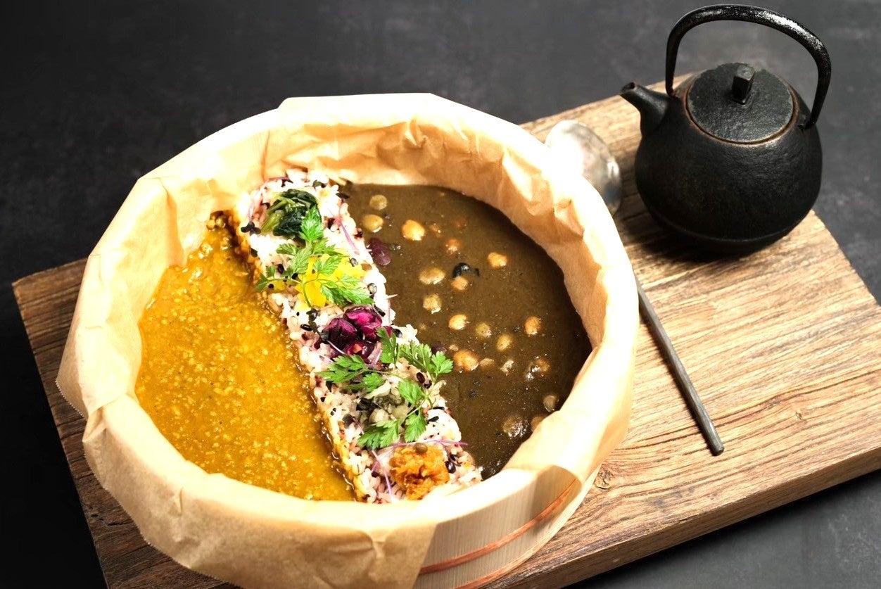 【Koisus (コイスス)】3月9日(月)大阪市北区にオープン。寿司桶で楽しむビーガンスパイスカレーと天ぷらの店。