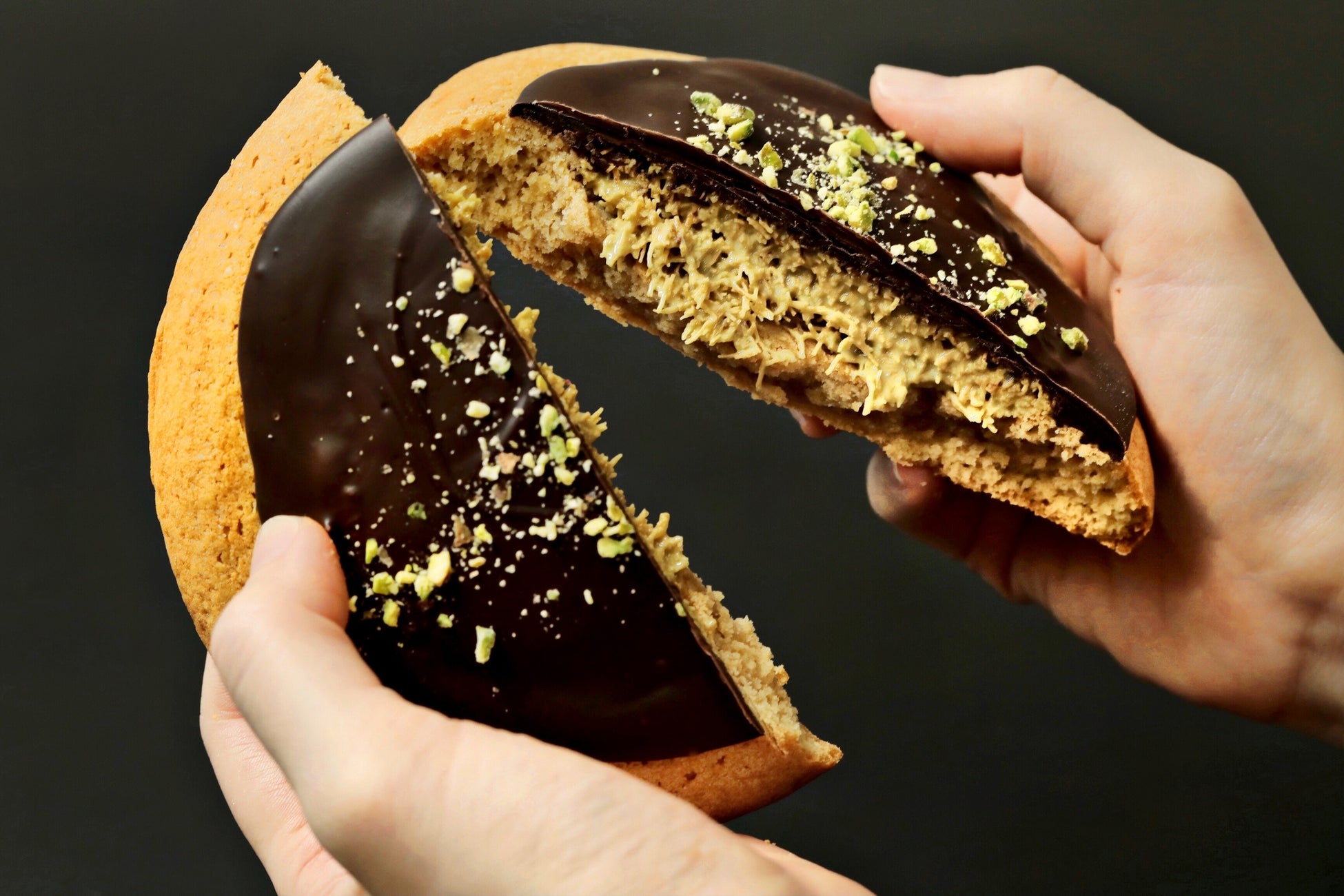 【大好評で復刻販売！】ドバイチョコの“ザクザク食感”を楽しめる！発売から1年足らずで累計販売数11万枚※1を突破した『ドバイチョコクッキー』がビッグソフトクッキー専門店「GUILTY’S」から再登場