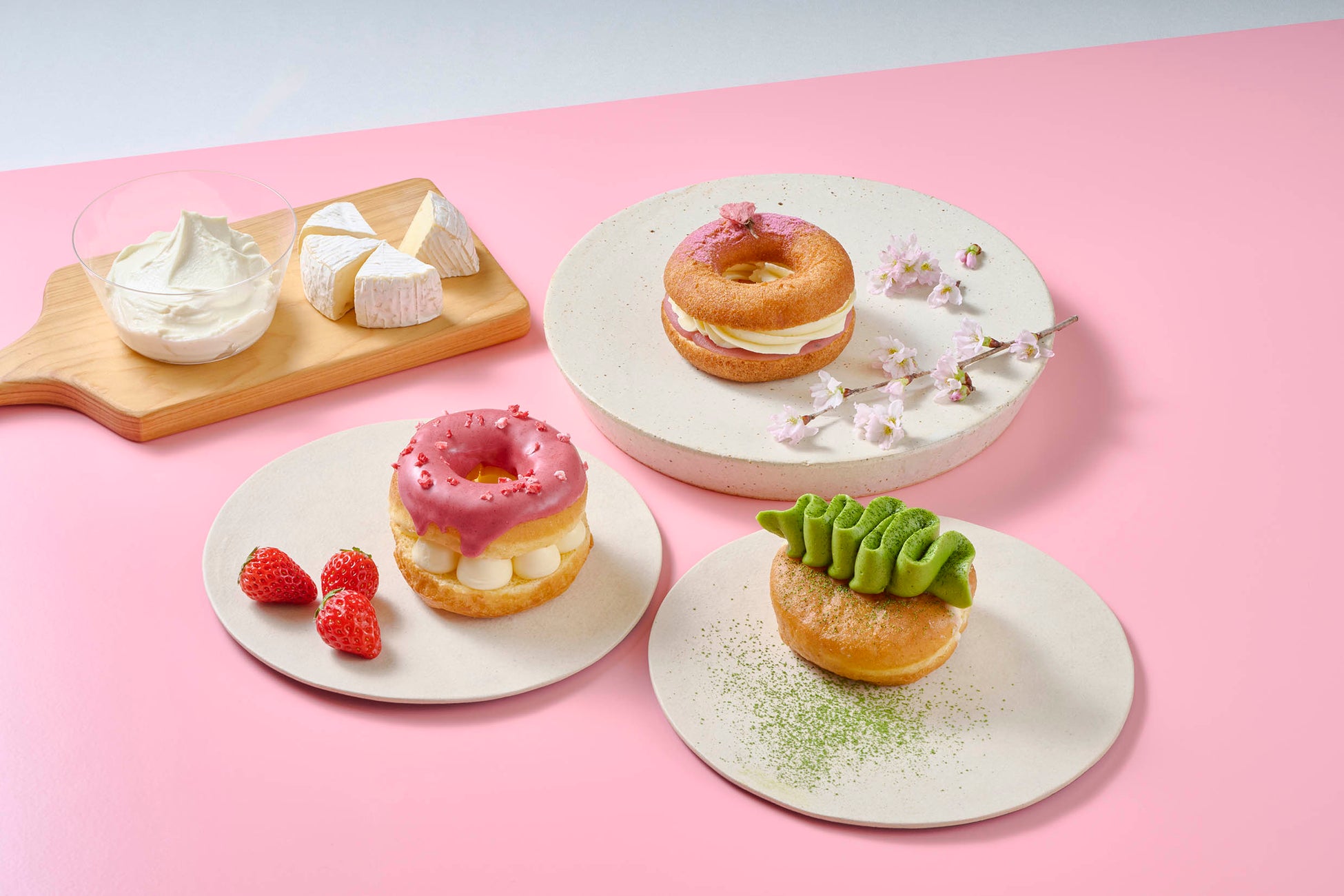 【koe donuts】春のひとときを楽しむ季節限定ドーナツ・「桜」「苺」「抹茶」と爽やかなチーズクリームが彩る旬の味わい