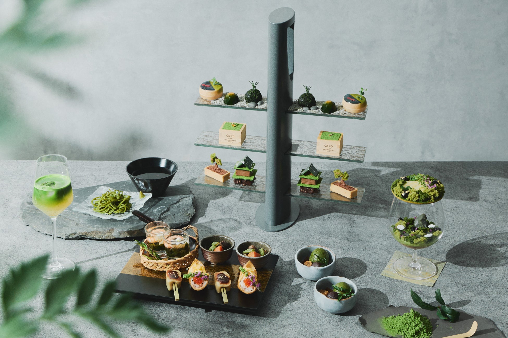 新緑の京都を“抹茶の箱庭”で堪能するアフタヌーンティー“七五三石組”を表現するテラリウム風パルフェや、愛らしい盆栽タルトなど