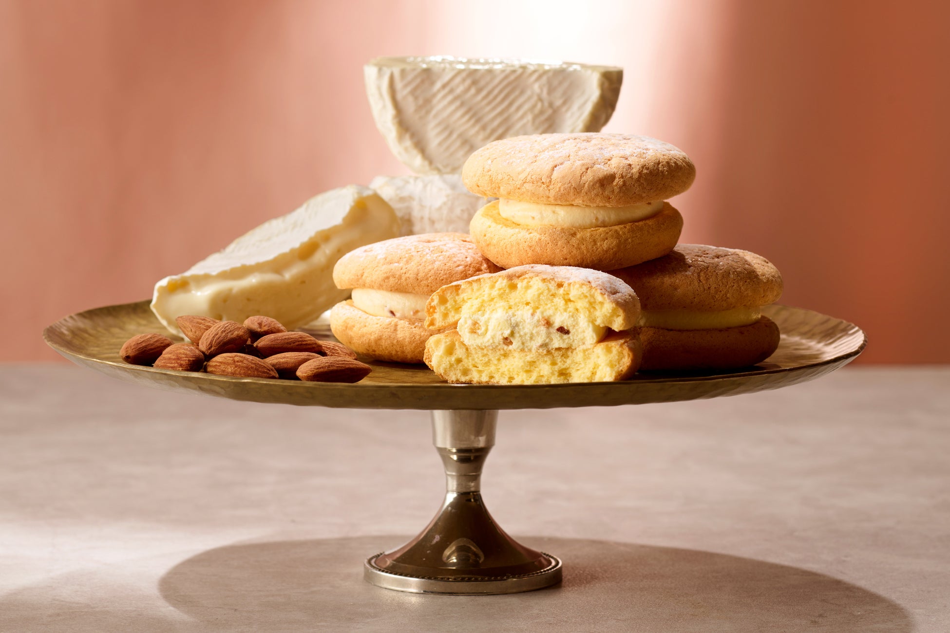 ＜ 待望の復活・数量限定＞ まろやかなカマンベールチーズクリームにアーモンドダイスを合わせた『ブッセ〔カマンベール＆アーモンド〕』3月15日（日）に【THE DROS】から今年も発売！