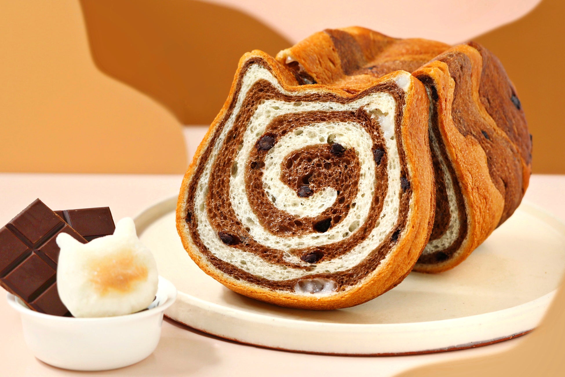 【とろけるチョコ＆もちもち新食感！】「ねこねこ」より“チョコ×餅”を楽しめる『ねこねこ食パン チョコもっちー』が初登場！「GUILTY’S」のビッグソフトクッキーからも同フレーバーを新発売！